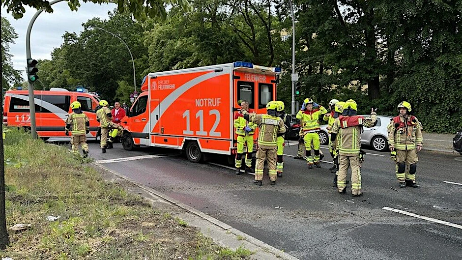 Die Feuerwehr Berlin auf dem Siemensdamm in Einsatz