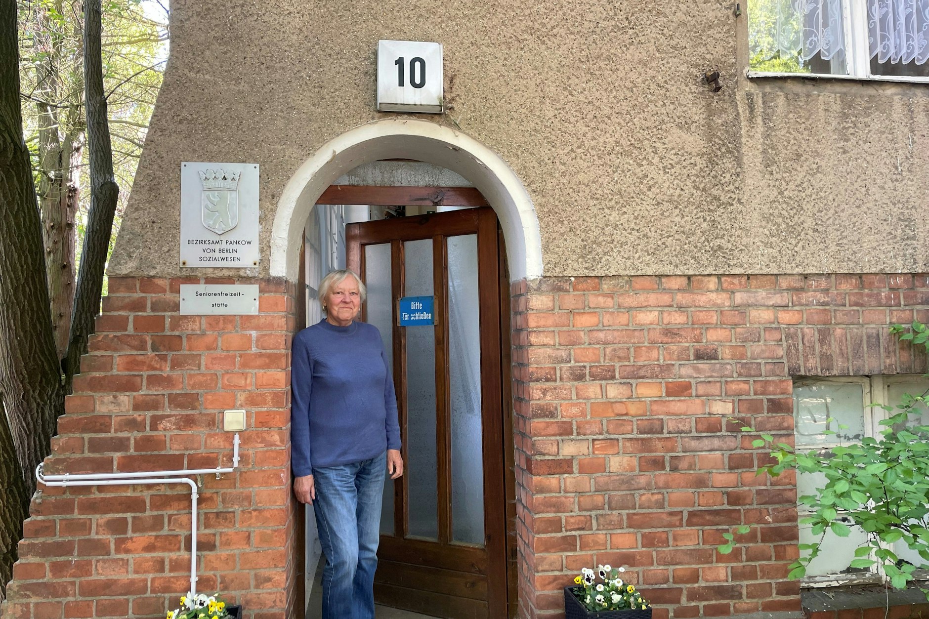 Margret Pollack steht in der Tür zur Begegnungsstätte in der Stillen Straße in Pankow. Wie es Ende des Jahres weiter geht, wissen die Senioren noch nicht.