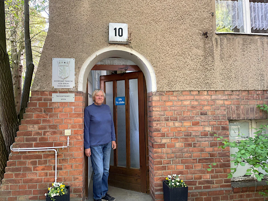 Margret Pollack steht in der Tür zur Begegnungsstätte in der Stillen Straße in Pankow. Wie es Ende des Jahres weiter geht, wissen die Senioren noch nicht.