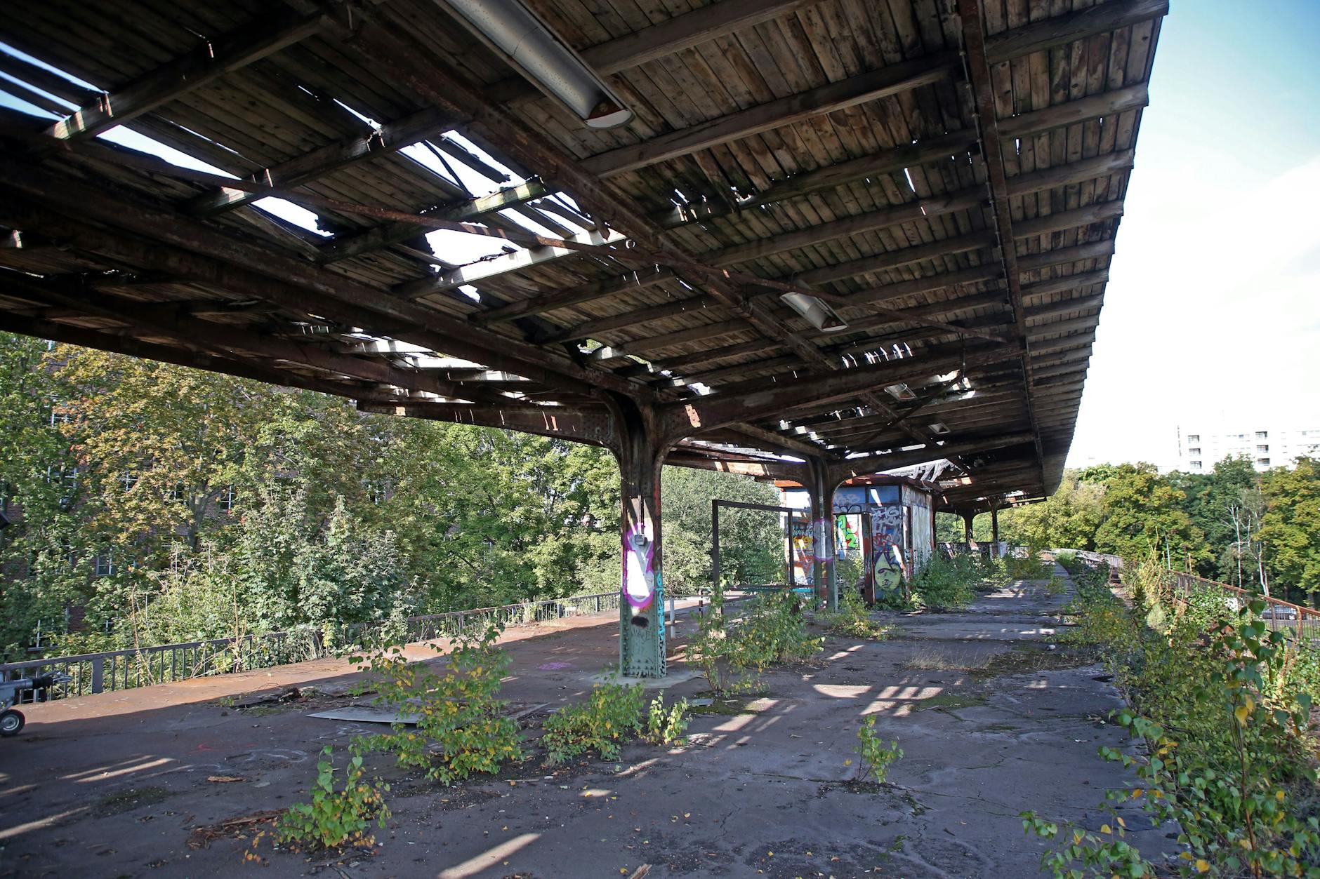 Morbider Charme: Der S-Bahnhof Wernerwerk an der Siemensbahn kurz vor Beginn der ersten Arbeiten 2020. Seit 1980 ist auf der Strecke im Nordwesten Berlins keine S-Bahn mehr gefahren.