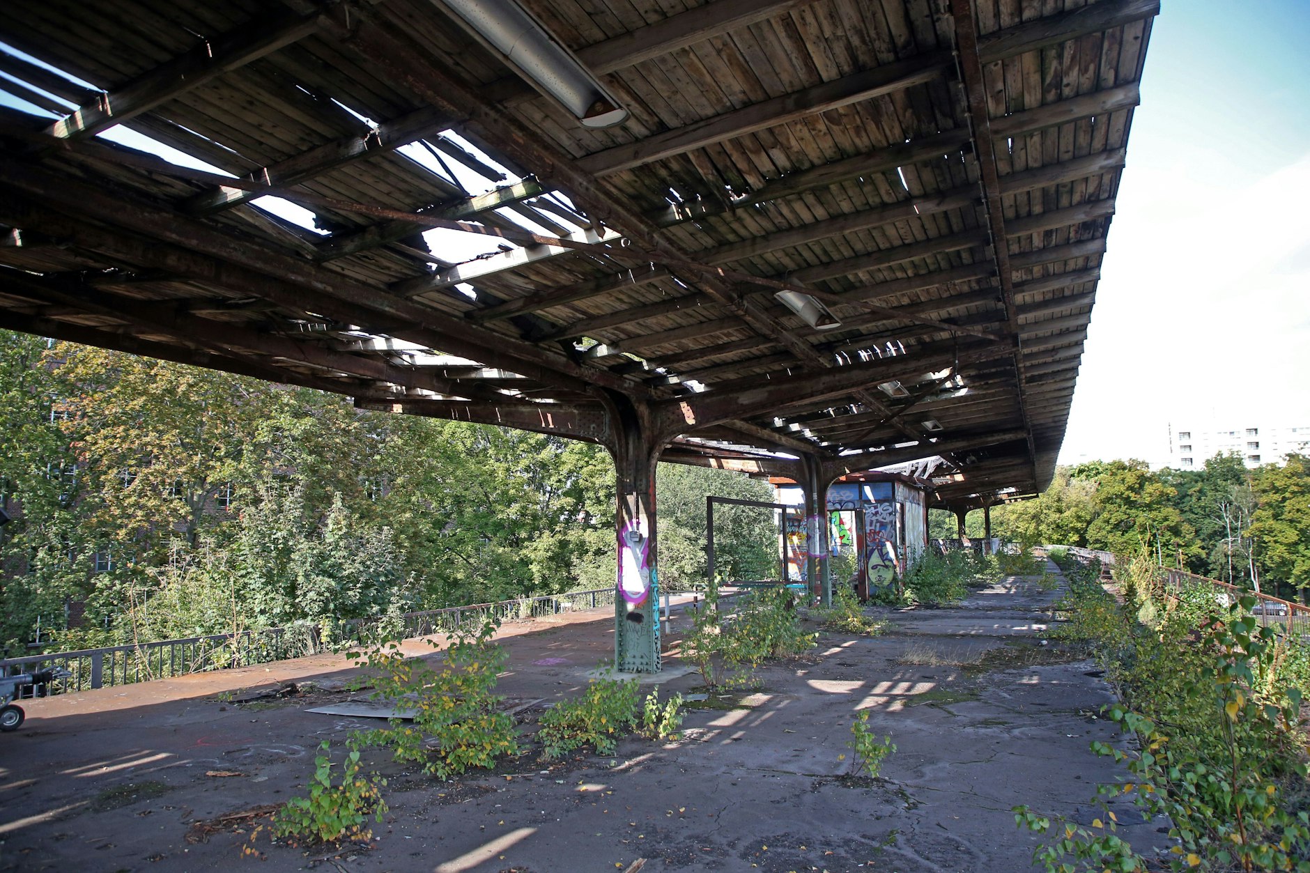 Morbider Charme: Der S-Bahnhof Wernerwerk an der Siemensbahn kurz vor Beginn der ersten Arbeiten 2020. Seit 1980 ist auf der Strecke im Nordwesten Berlins keine S-Bahn mehr gefahren.