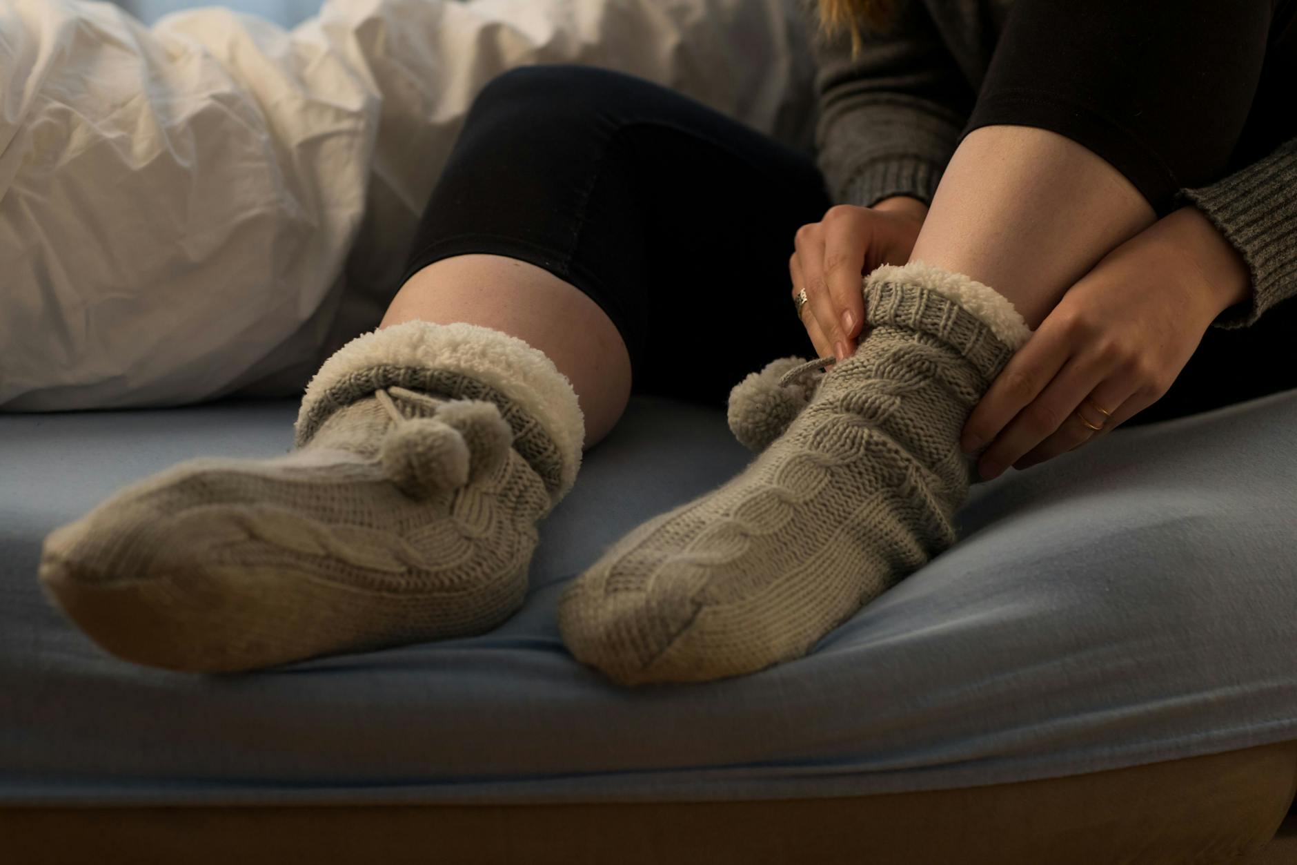 Ständig kalte Füße? Dahinter könnten Durchblutungsstörungen stecken.