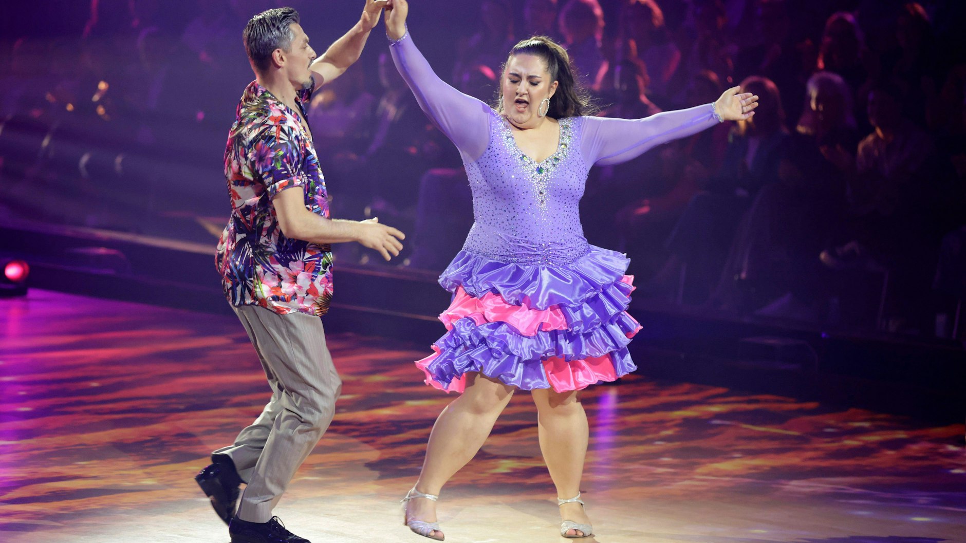 Es muss ja nicht gleich so professionell aussehen, wie bei Selfiesandra (r.) und Zsolt Sandor Cseke in der RTL-Tanzshow Let's Dance, aber Tanzen hält die Gefäße geschmeidig.