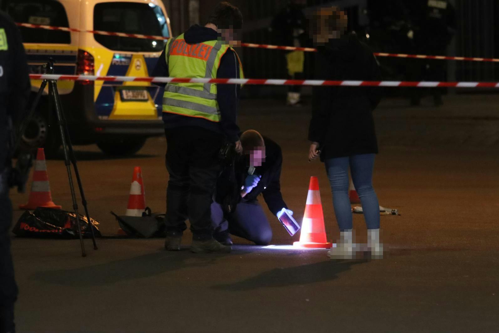 Ermittler der Polizei durchsuchen den Tatort nach Spuren.