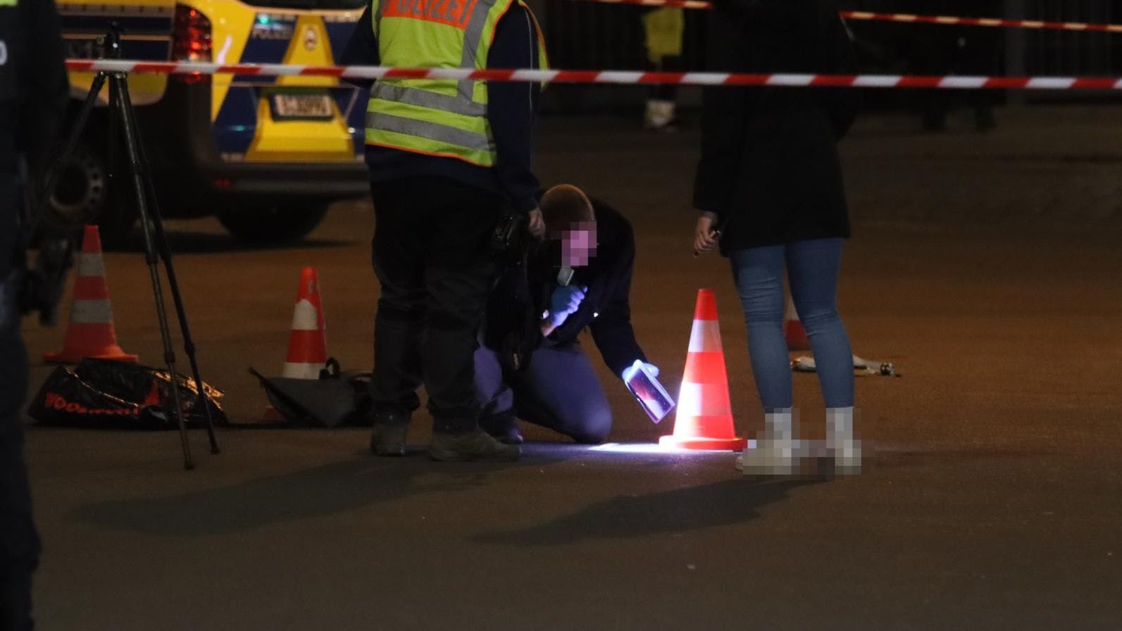 Ermittler der Polizei durchsuchen den Tatort nach Spuren. Hier wurde ein Polizist mit einem Messer attackiert.