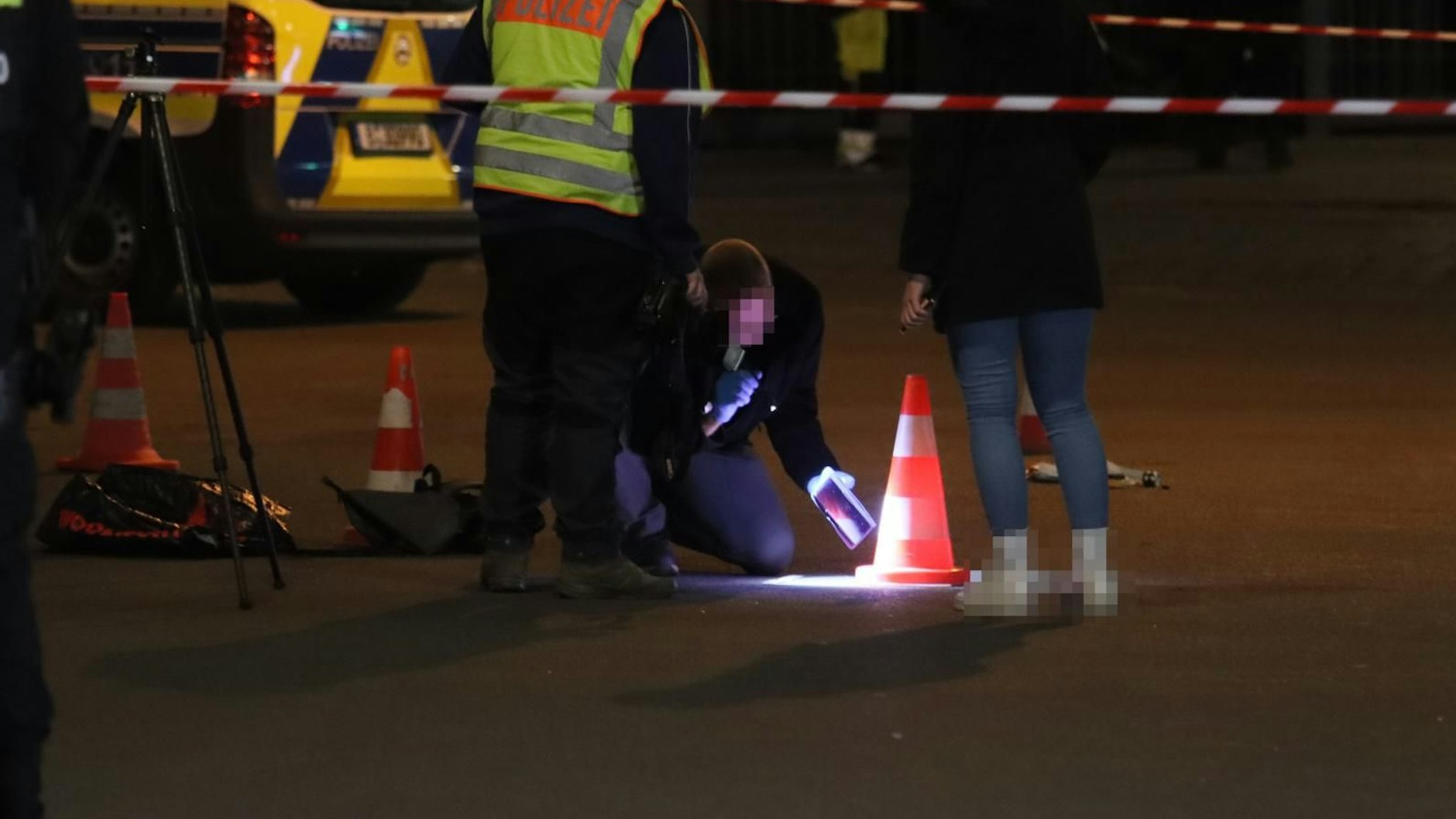 Ermittler der Polizei durchsuchen den Tatort nach Spuren. Hier wurde ein Polizist mit einem Messer attackiert.