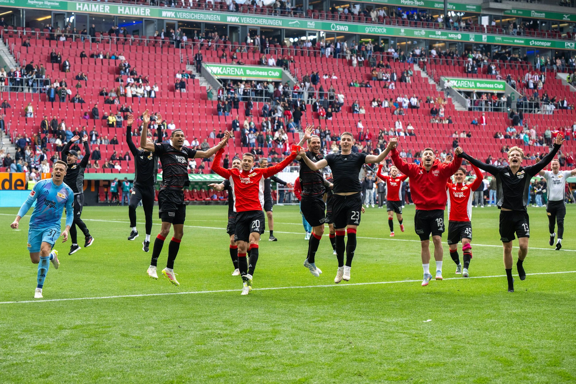Union-Verteidiger Danilho Doekhi (4.v.r.)&nbsp; feierte mit seinen Mitspielern den späten Sieg in Augsburg ausgiebig.