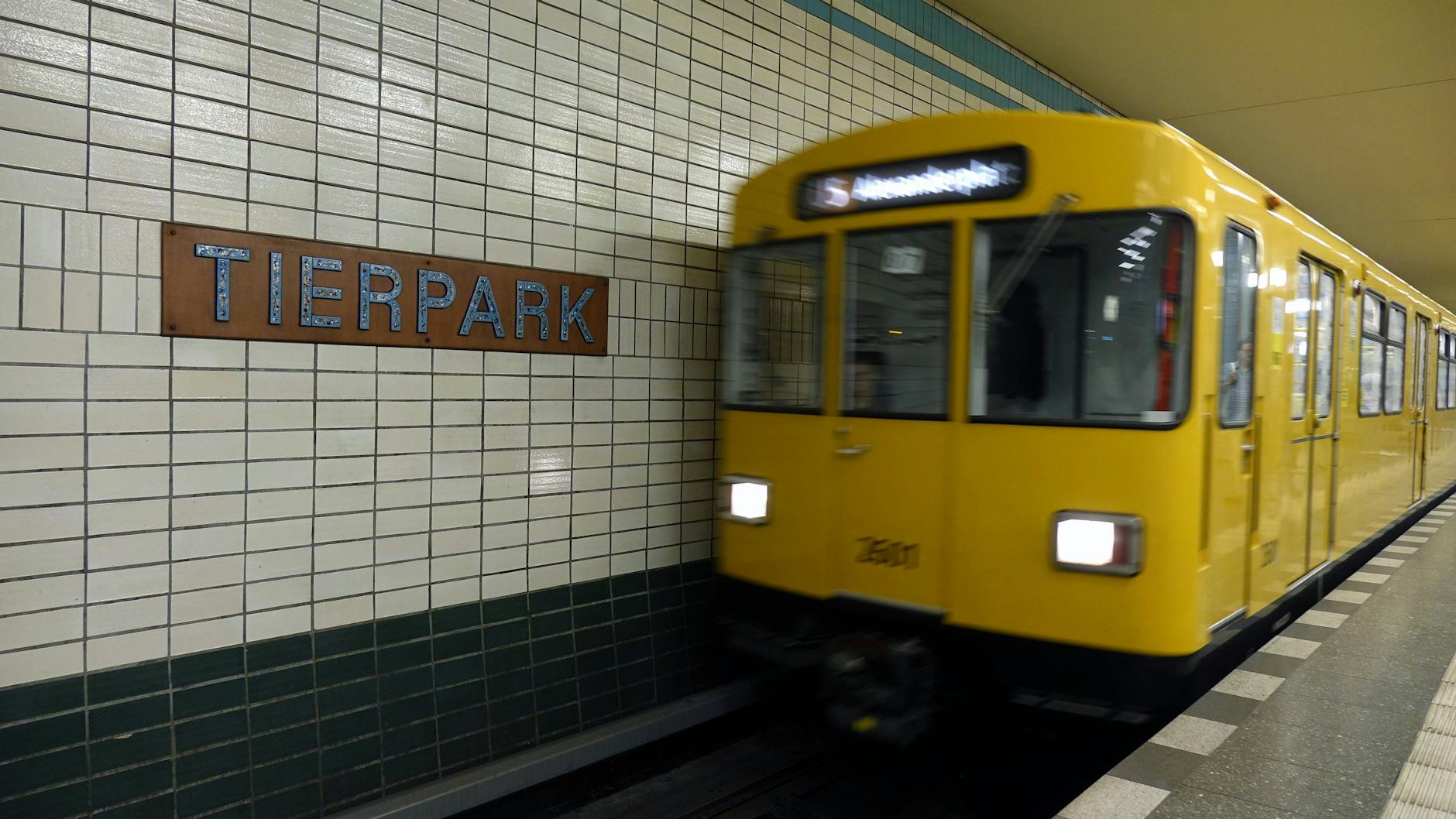 Den Sommer über fährt vom U-Bahnhof Tierpark kein Zug Richtung Alexanderplatz.