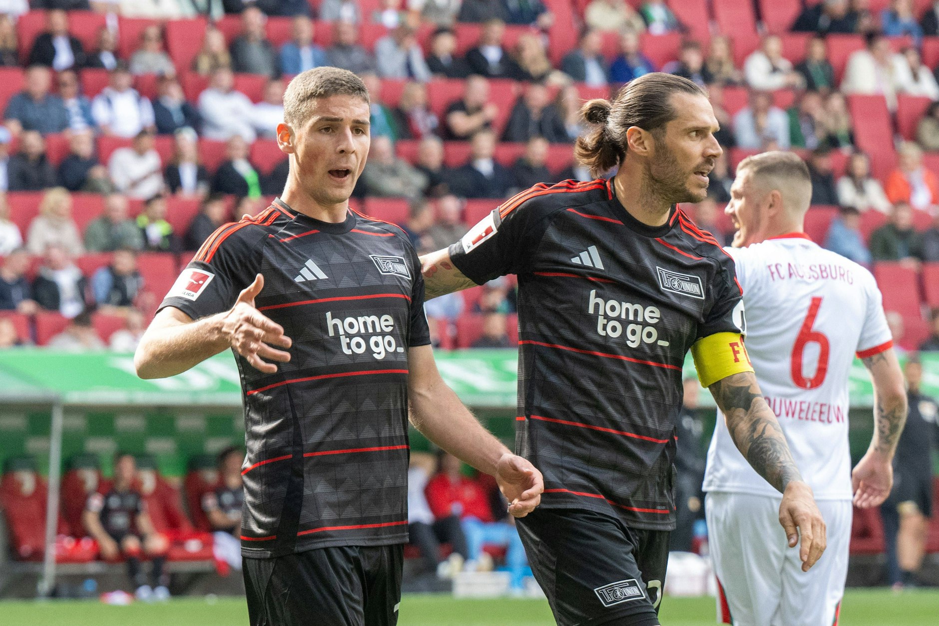 Andrej Ilic (l.) schnürt in Augsburg einen Doppelpack und beschert dem 1. FC Union drei Punkte.