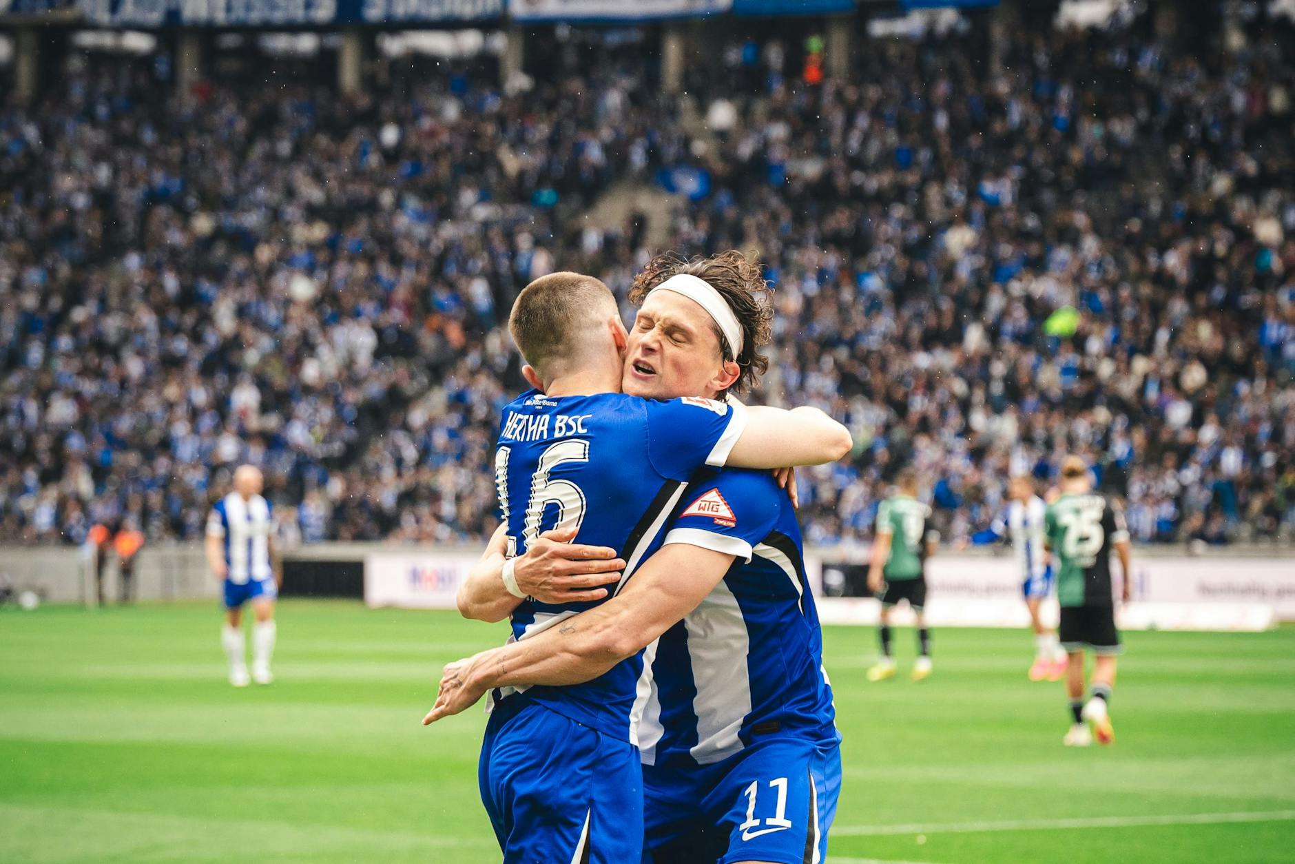 Fabian Reese jubelt mit Jonjoe Kenny über sein Kopfballtor zum 1:1 für Hertha BSC gegen Hannover 96.