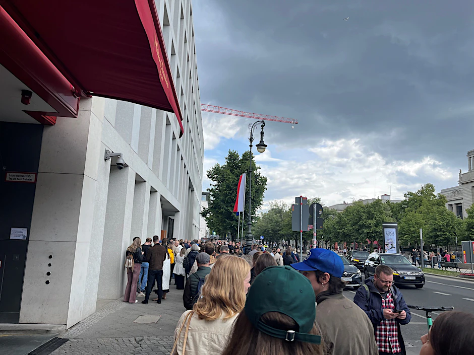 Schlangen vor der Botschaft Polens am Wahltag.