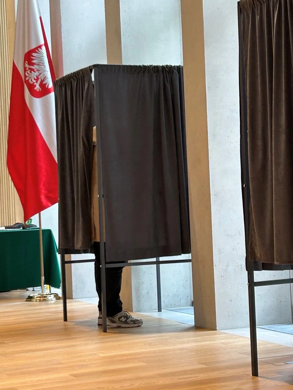 Ein Wähler in der polnischen Botschaft