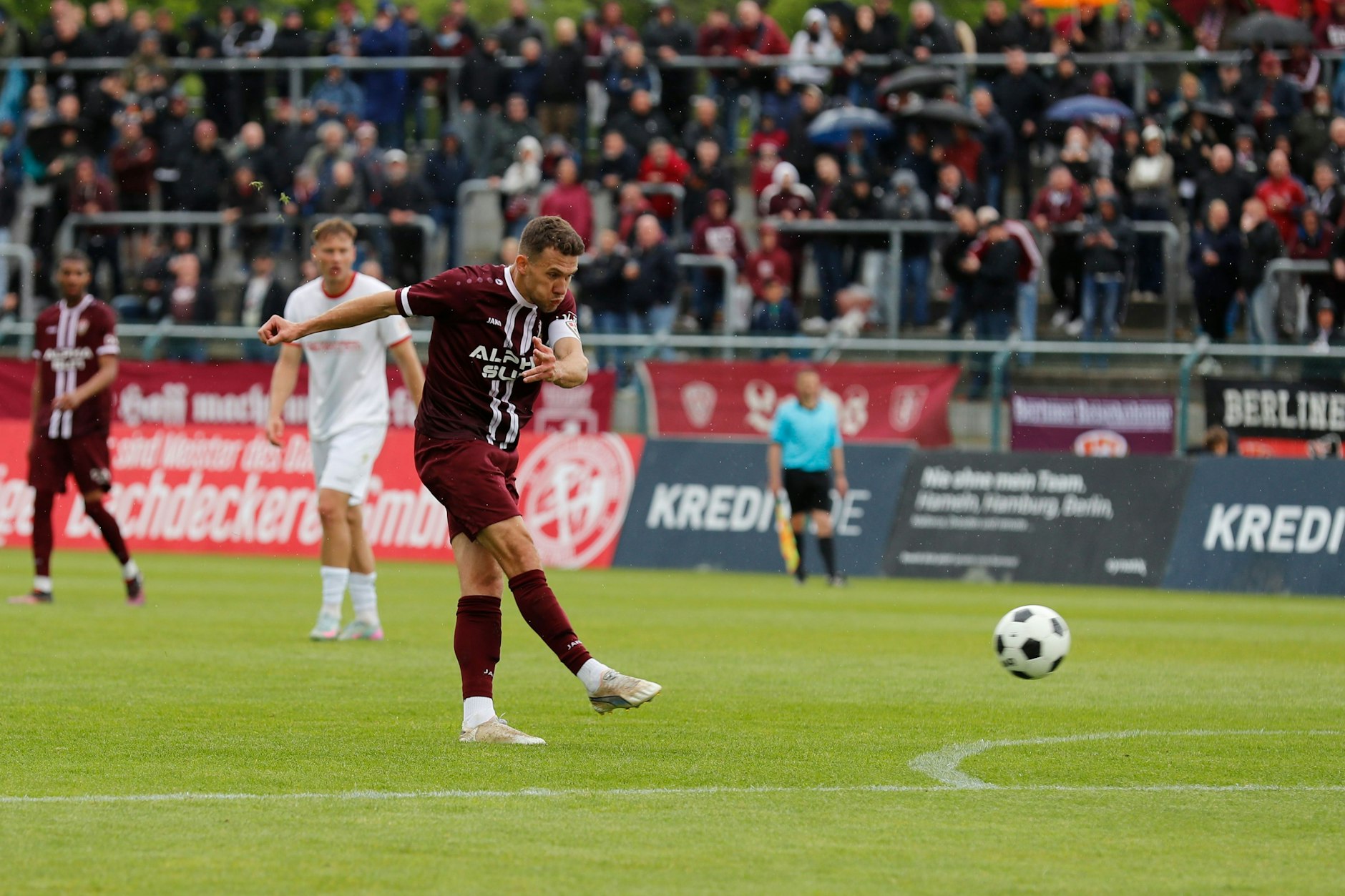 BFC-Kapitän Chris Reher trifft gegen den FSV Zwickau wuchtig zum 1:1-Ausgleich.