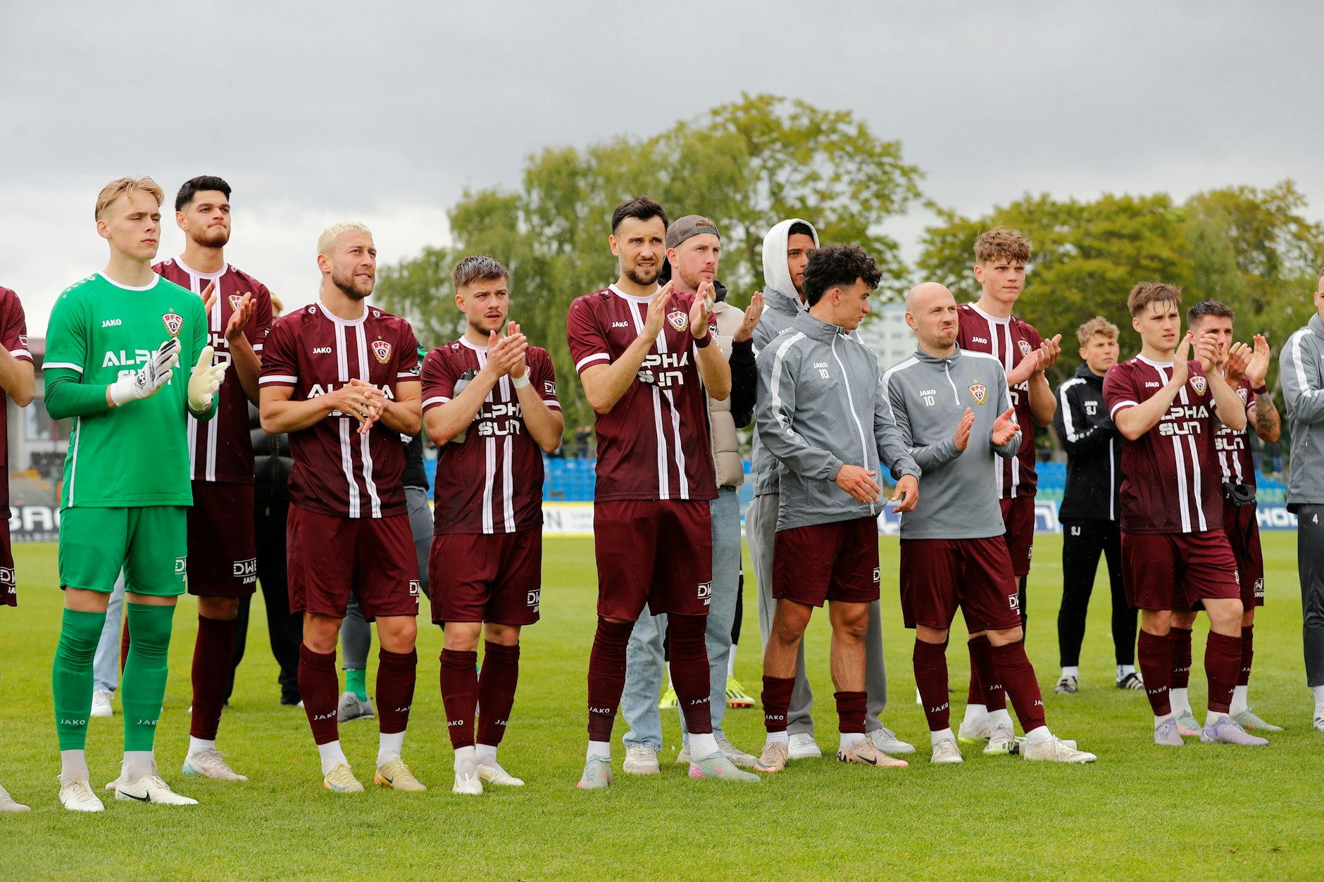 Die Spieler des BFC Dynamo bedanken sich nach dem 2:2 gegen Zwickau bei den Fans im Sportforum.
