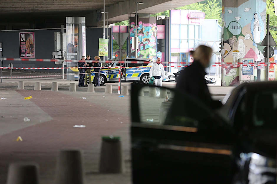 Ein Mann soll in Bielefeld mit einem scharfen Gegenstand mehrere Menschen verletzt haben.