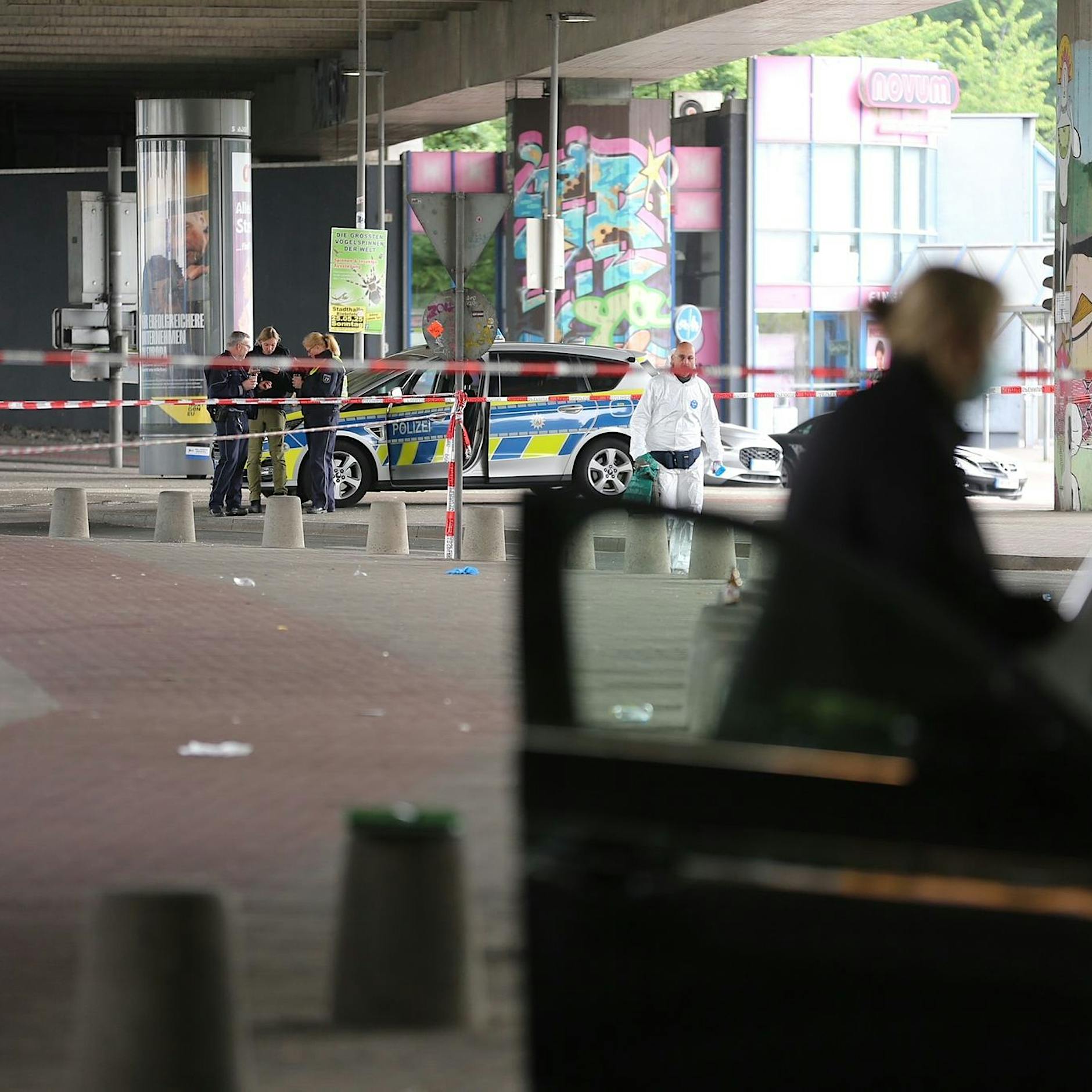 Messer-Attacke in Bielefeld: Mann sticht auf Partygäste ein – Großfahndung läuft