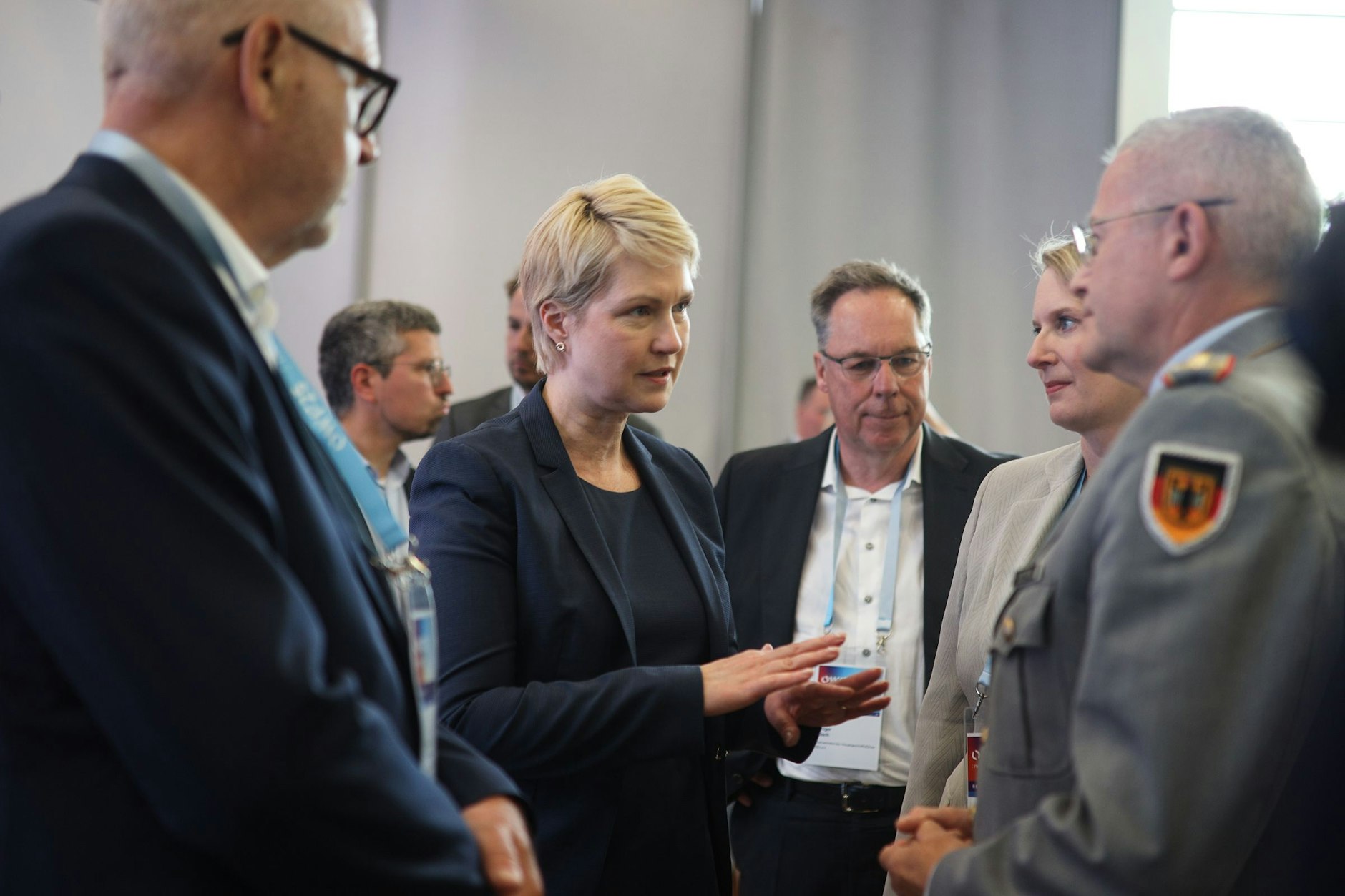 Die Ministerpräsidentin von Mecklenburg-Vorpommern, Manuela Schwesig (SPD), beim Ostdeutschen Wirtschaftsforum (OWF) 2025 in Bad Saarow mit Vertretern der Bundeswehr