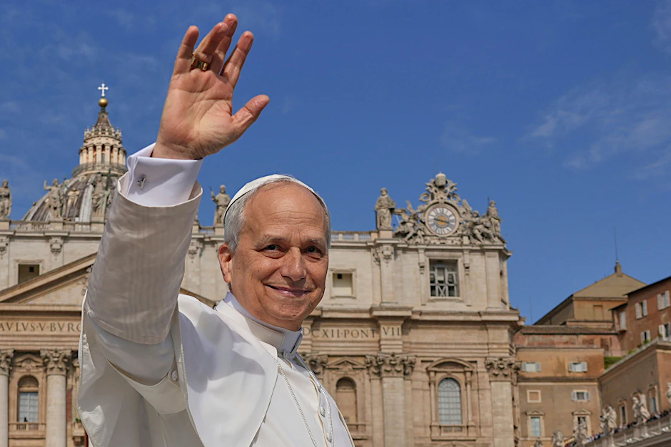 Papst Leo XIV. fährt in seinem Papamobil über den Petersplatz im Vatikan vor der Messe zur Eröffnung seines Pontifikats.