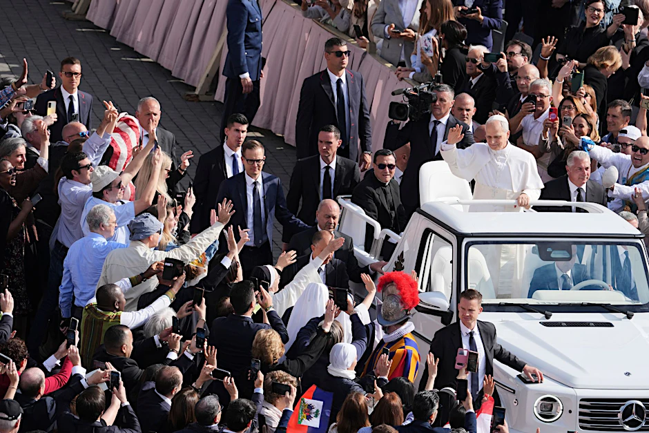 Papst Leo XIV. fährt in seinem Papamobil über den Petersplatz im Vatikan vor der Eröffnungsmesse seines Pontifikats.