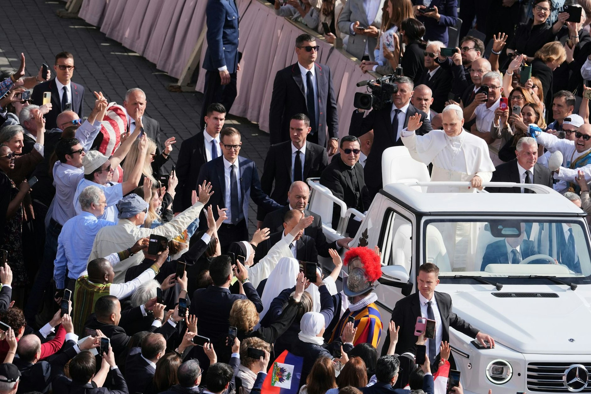 Papst Leo XIV. fährt in seinem Papamobil über den Petersplatz im Vatikan vor der Eröffnungsmesse seines Pontifikats.