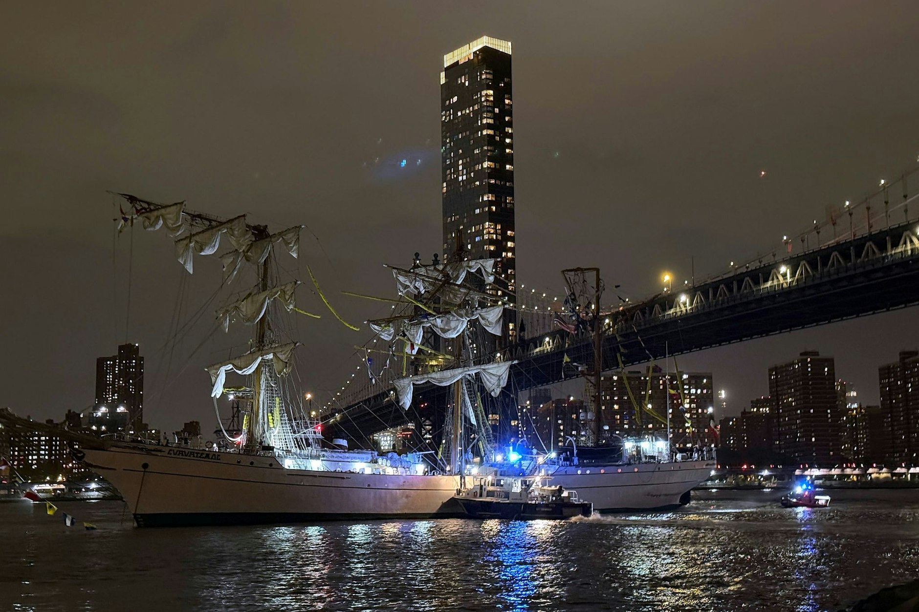 Das Schulschiff der mexikanischen Marine hatte die Brooklyn Bridge in New York gerammt. Viele Matrosen waren in der Takelage in rund 40 Meter Höhe als die Masten brachen.