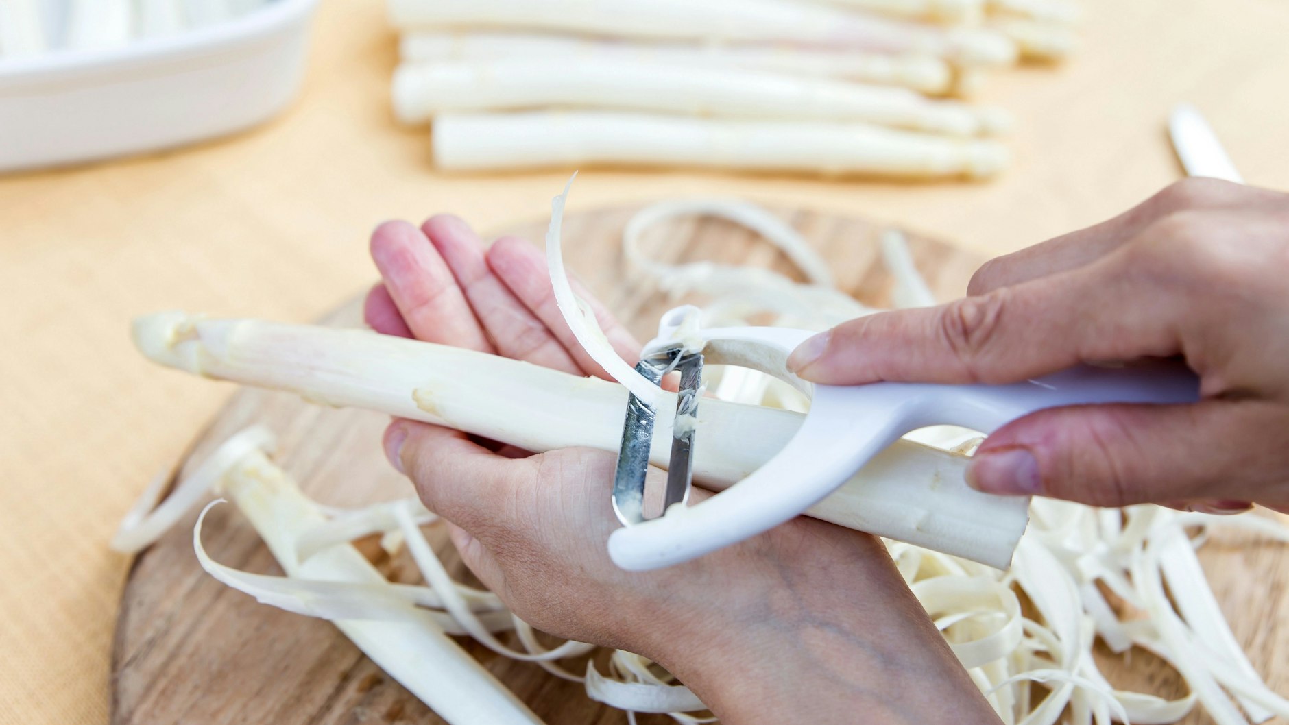 Weißen Spargel vor dem Einfrieren schälen. Bei grünem Spargel ist das nicht nötig.