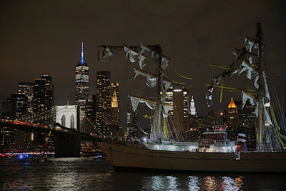 Das Schulschiff der mexikanischen Marine, die „Cuauhtemoc“, liegt nach einer Kollision mit der Brooklyn Bridge mit gebrochenen Masten in New York.