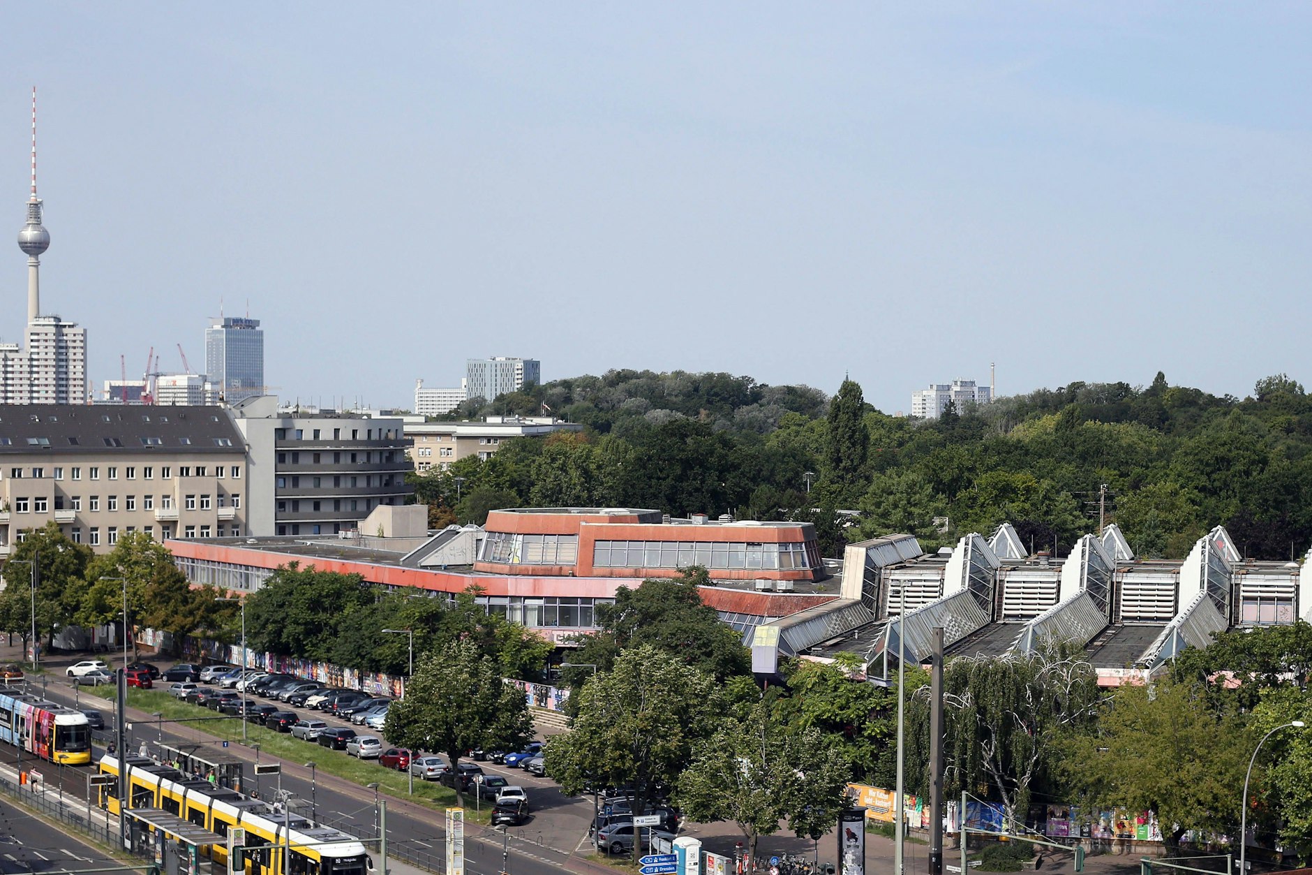 Das Sport- und Erholungszentrum an der Landsberger Allee: Immer mehr Berliner Politiker setzen sich jetzt dafür ein, dass das SEZ nicht komplett abgerissen wird.