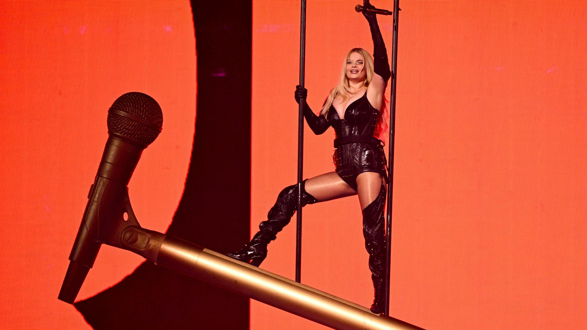 Die Finnin Erika Vikman und ihre schrille Fetisch-Performance Ich komme beim 69. ESC.