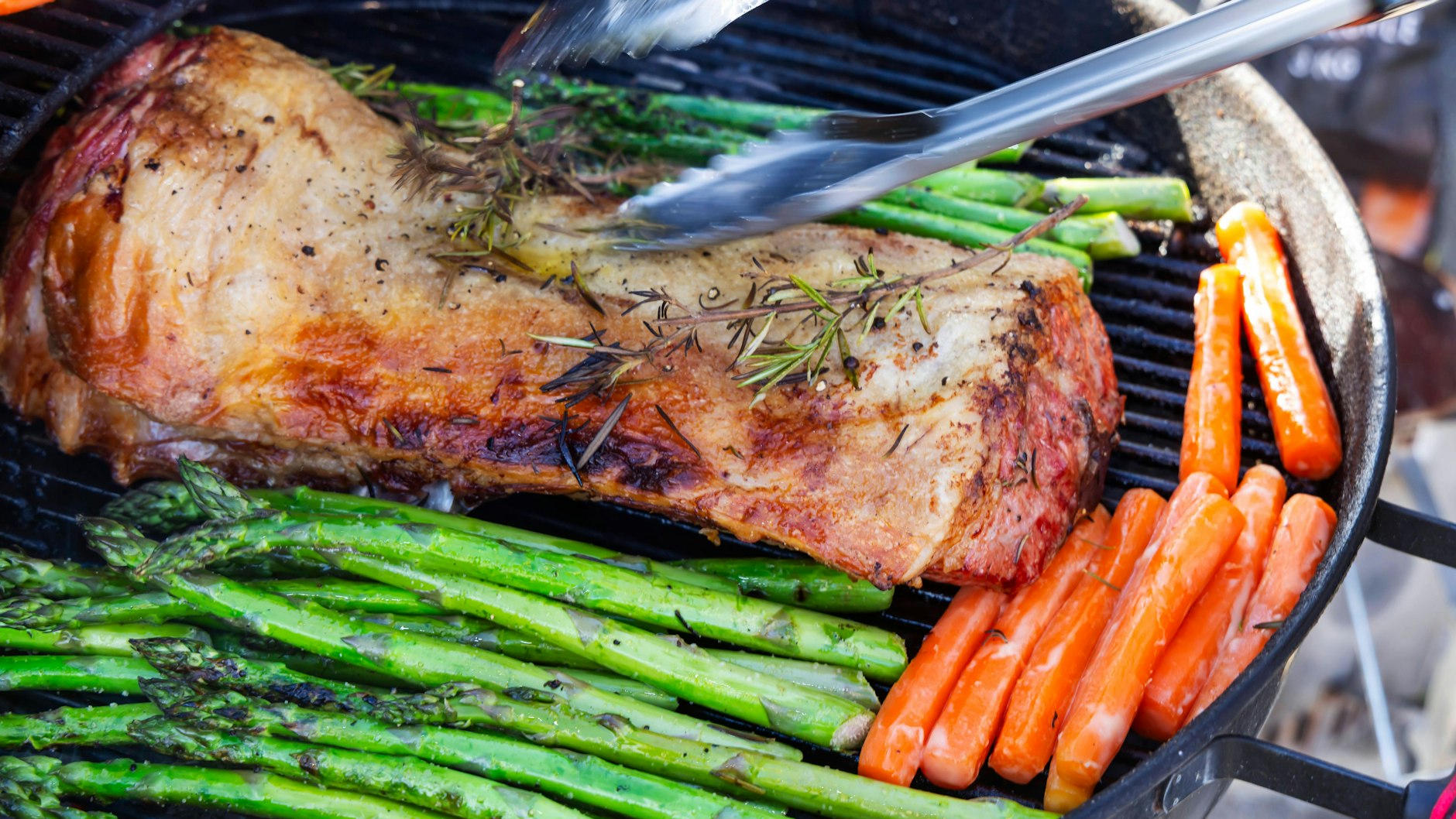 Spargel kann auch gut auf den Grill. Hierfür eignet sich grüner Spargel besser.