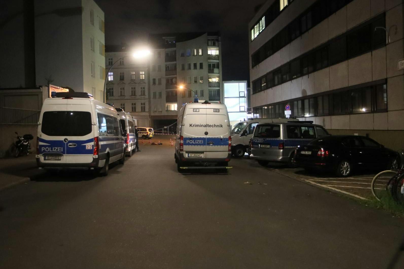 Am Freitagabend ist ein Polizist lebensgefährlich verletzt worden.