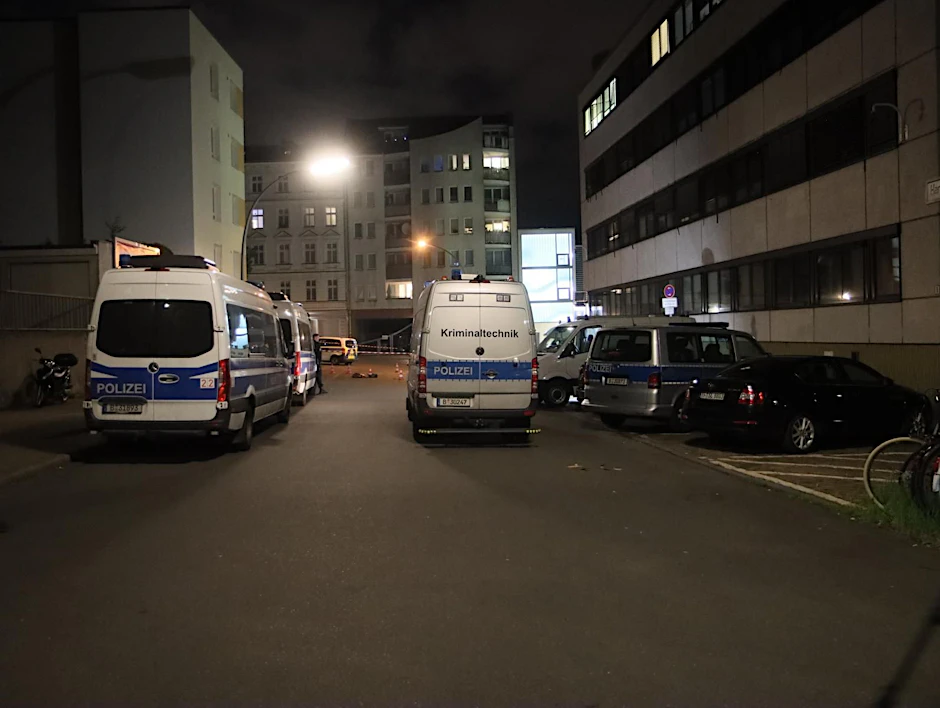 Am Freitagabend ist ein Polizist lebensgefährlich verletzt worden.