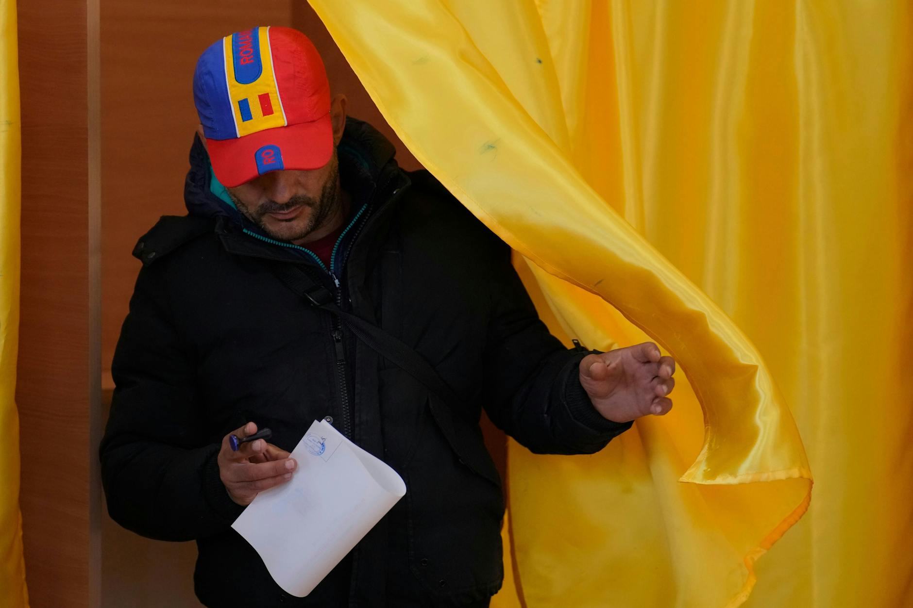 Rumänien: Ein Mann verlässt eine Wahlkabine, bevor er seine Stimme in der zweiten Runde der Präsidentschaftswahlen in Mogosoaia abgibt.