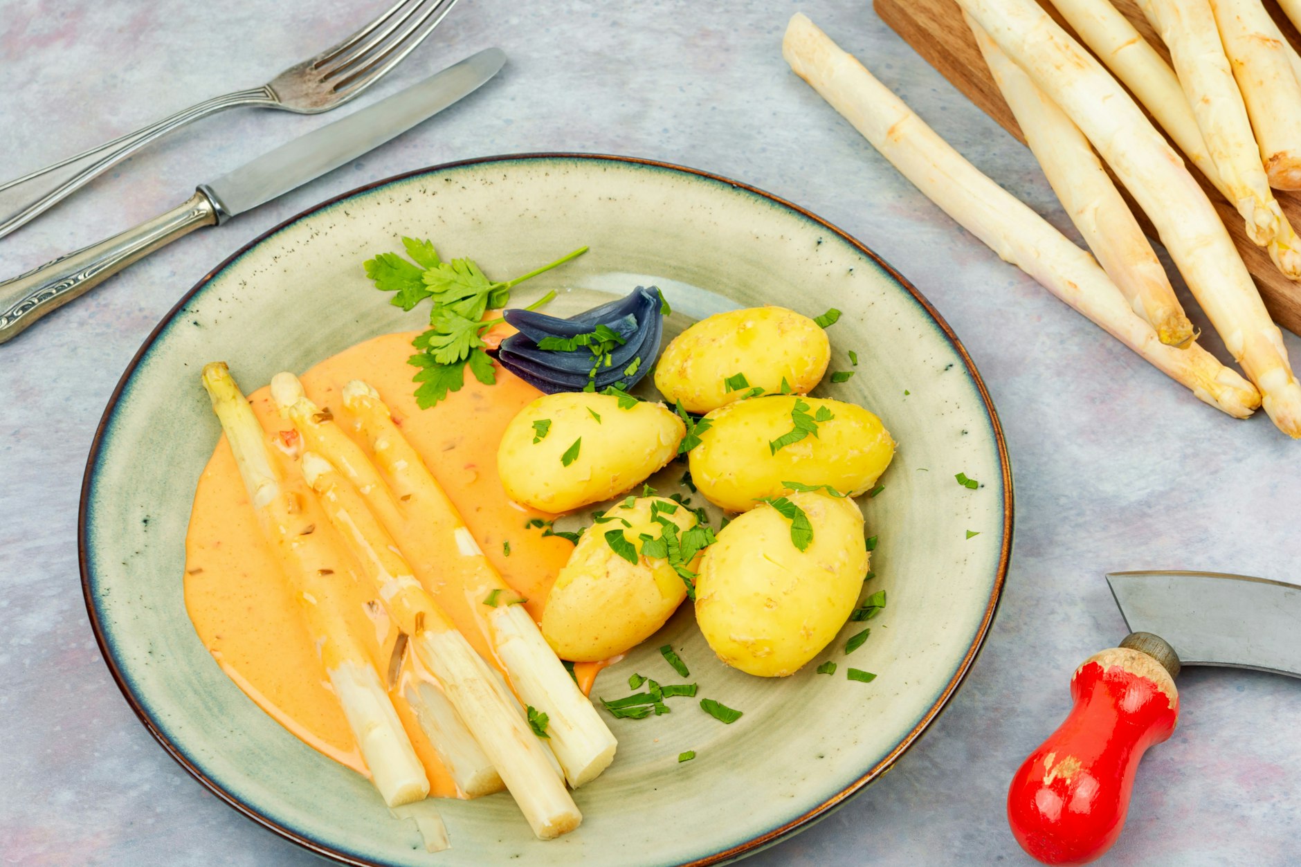 Spargel mit Senf-Eier-Soße und Petersilienkartoffeln: so lecker wie bei Mutti in der DDR
