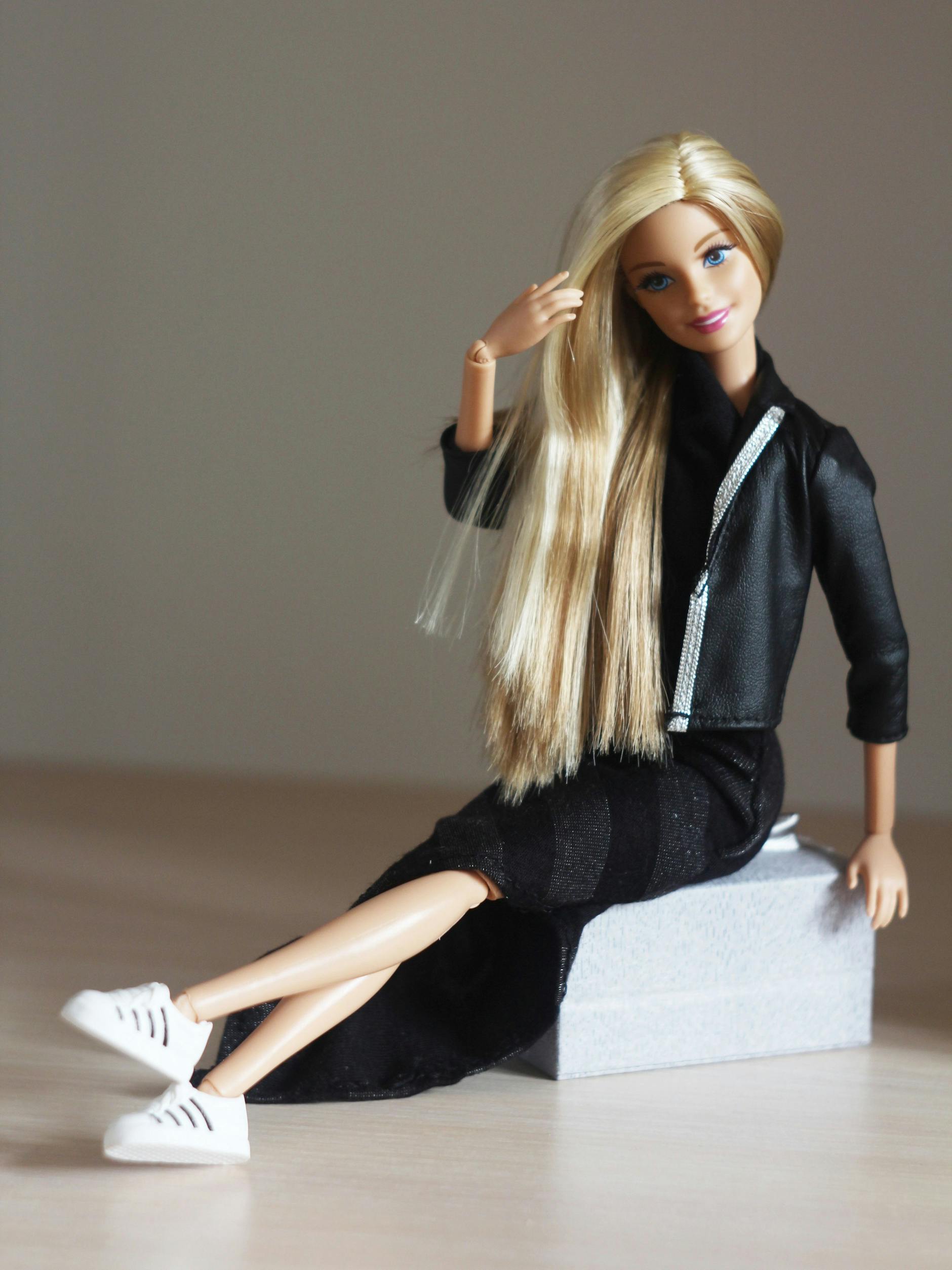 Tschüss High Heels! Die moderne Barbie-Frau trägt bequeme Sneaker.