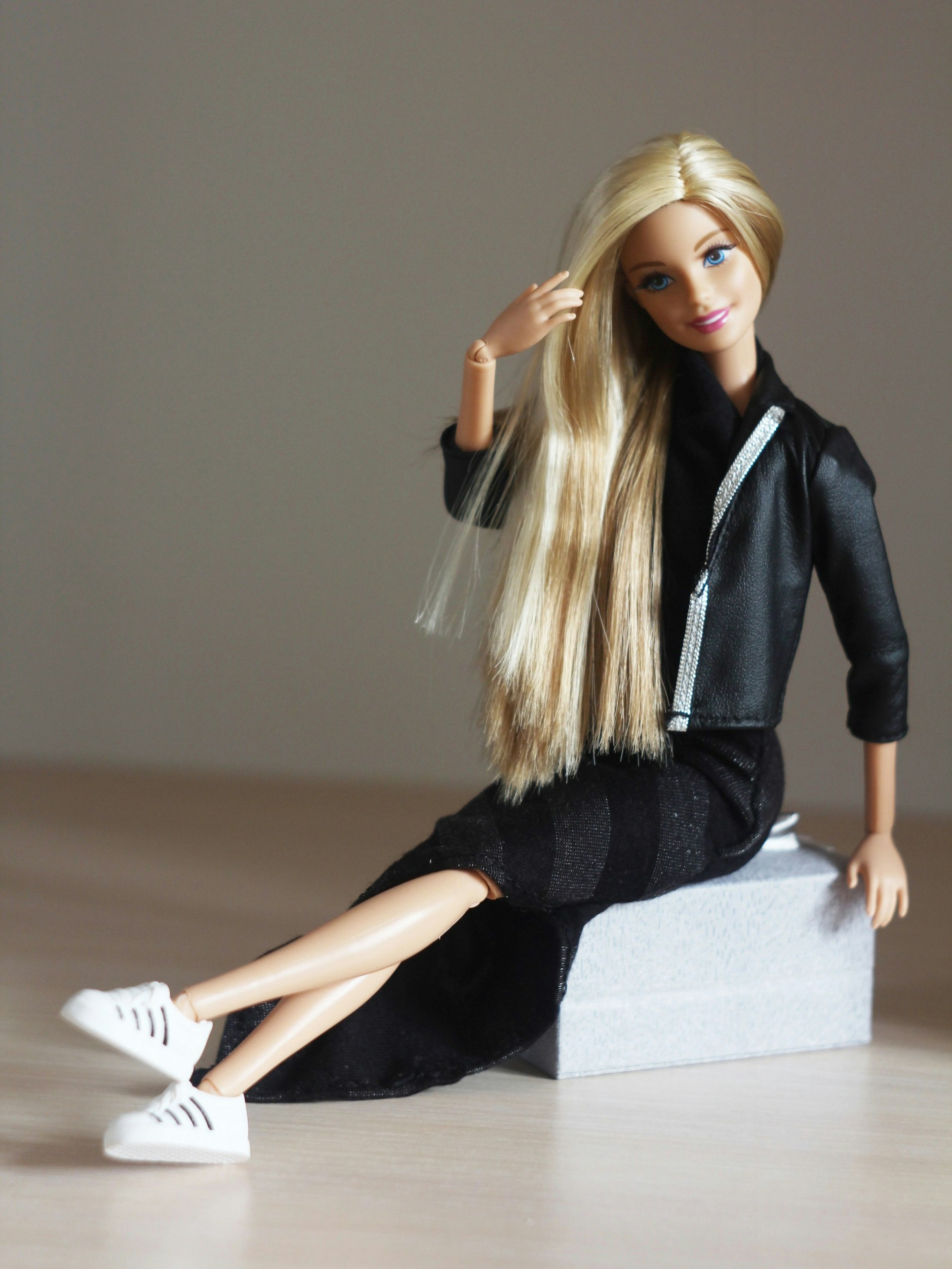 Tschüss High Heels! Die moderne Barbie-Frau trägt bequeme Sneaker.