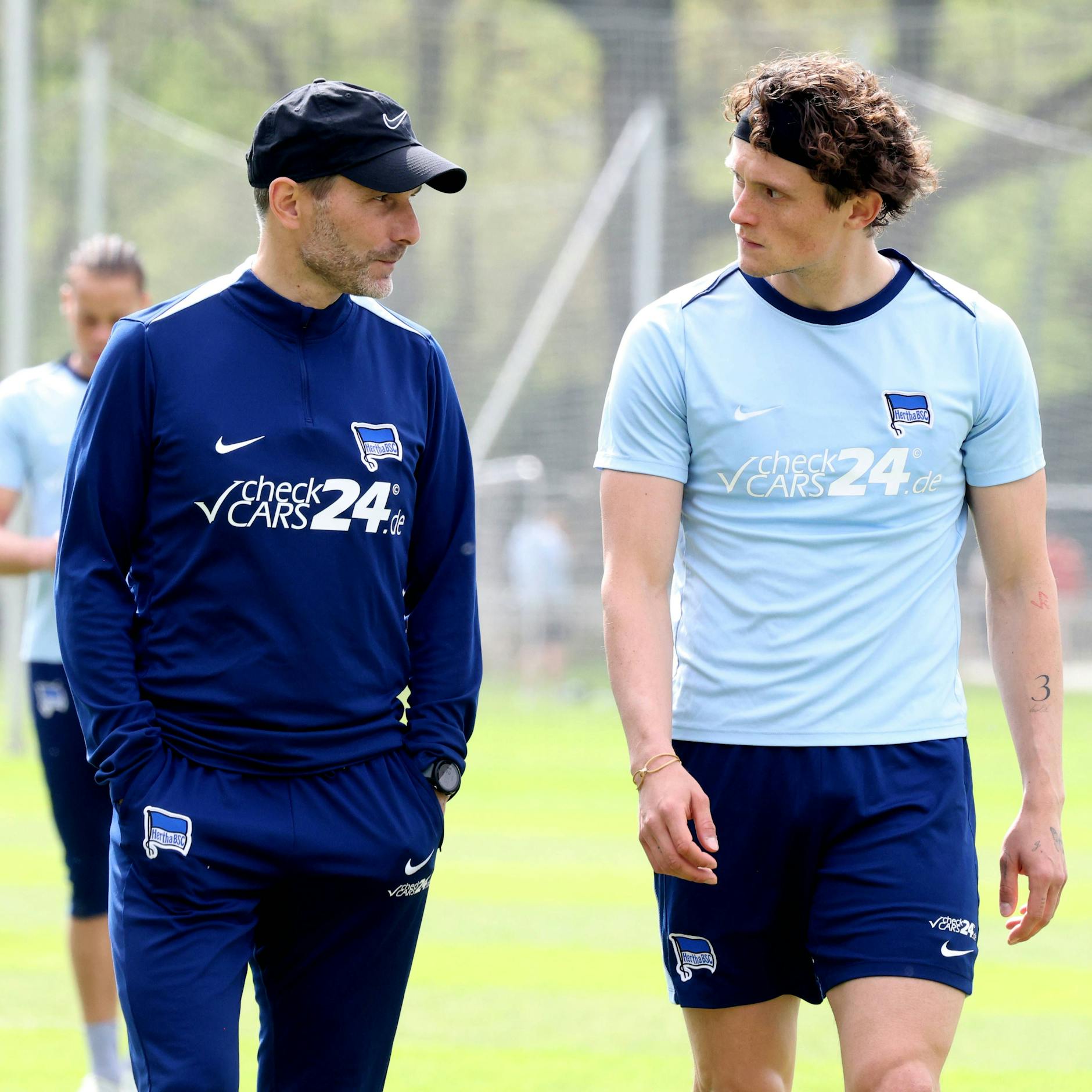 Hertha-Coach Stefan Leitl beim Trainingsgespräch mit Fabian Reese.