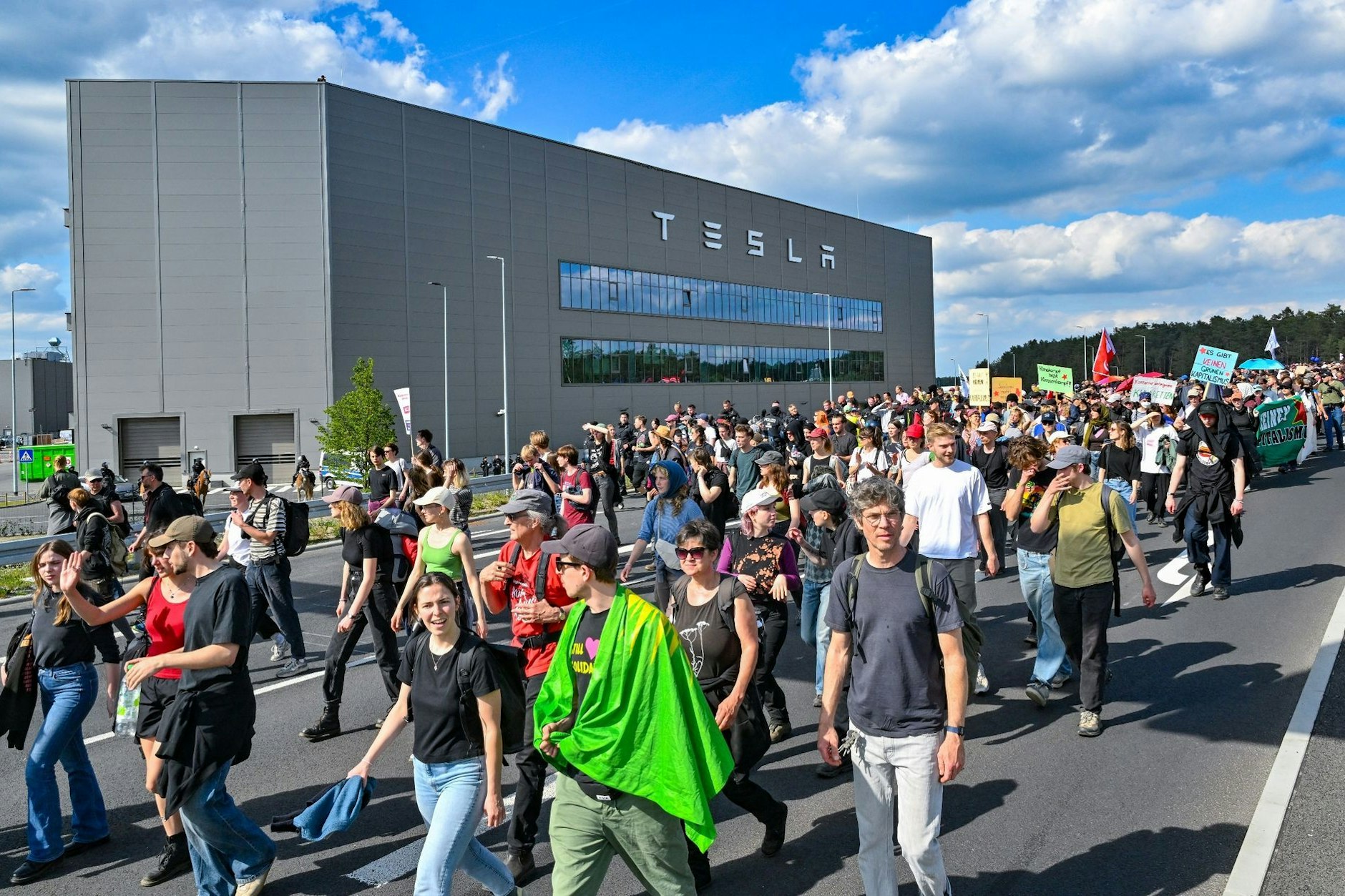 Vor fast genau einem Jahr zog ein großer Protestzug an der Tesla-Gigafactory Berlin-Brandenburg bei Grünheide vorbei.