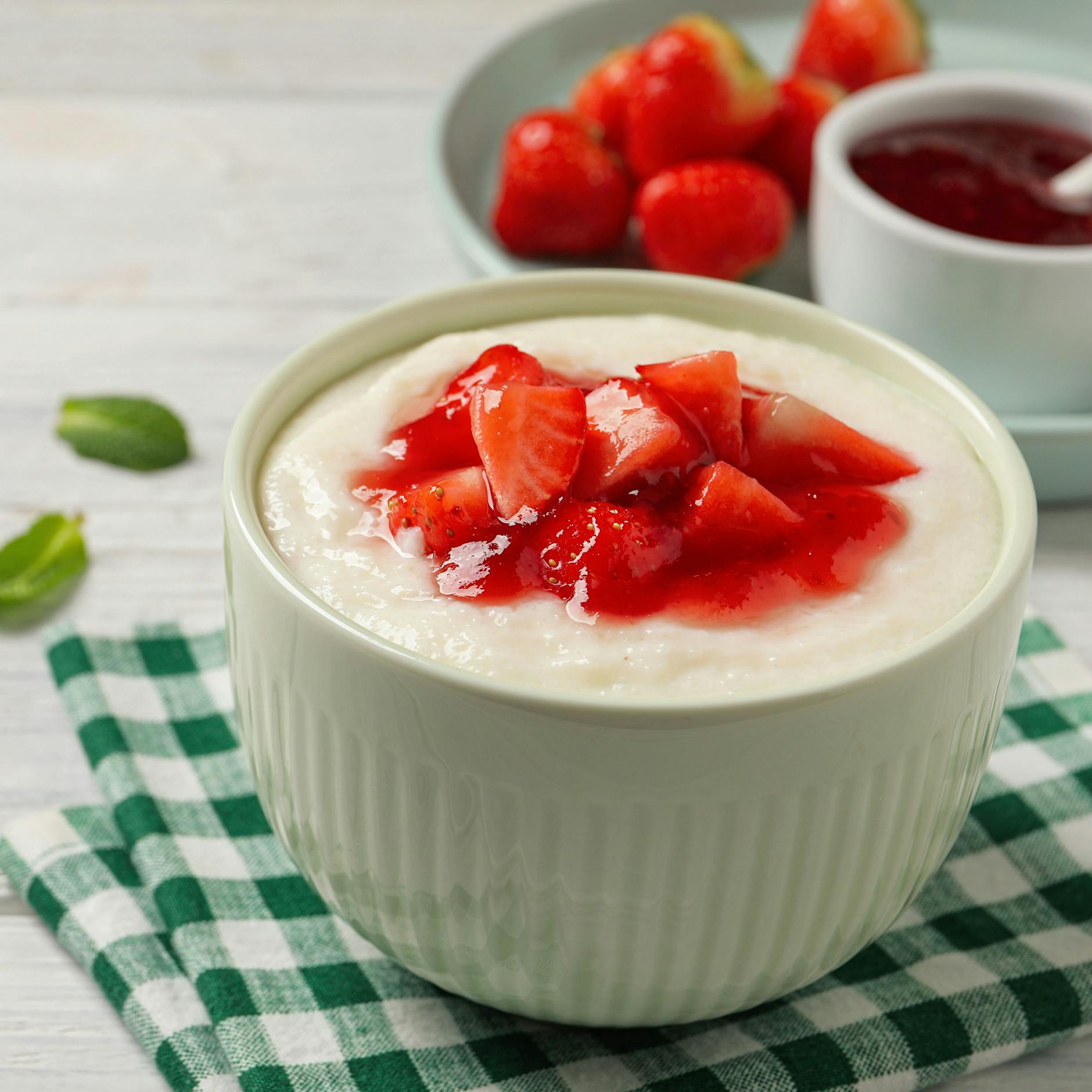 Rezept für feinen Grießbrei mit Erdbeer-Kompott wie von Oma