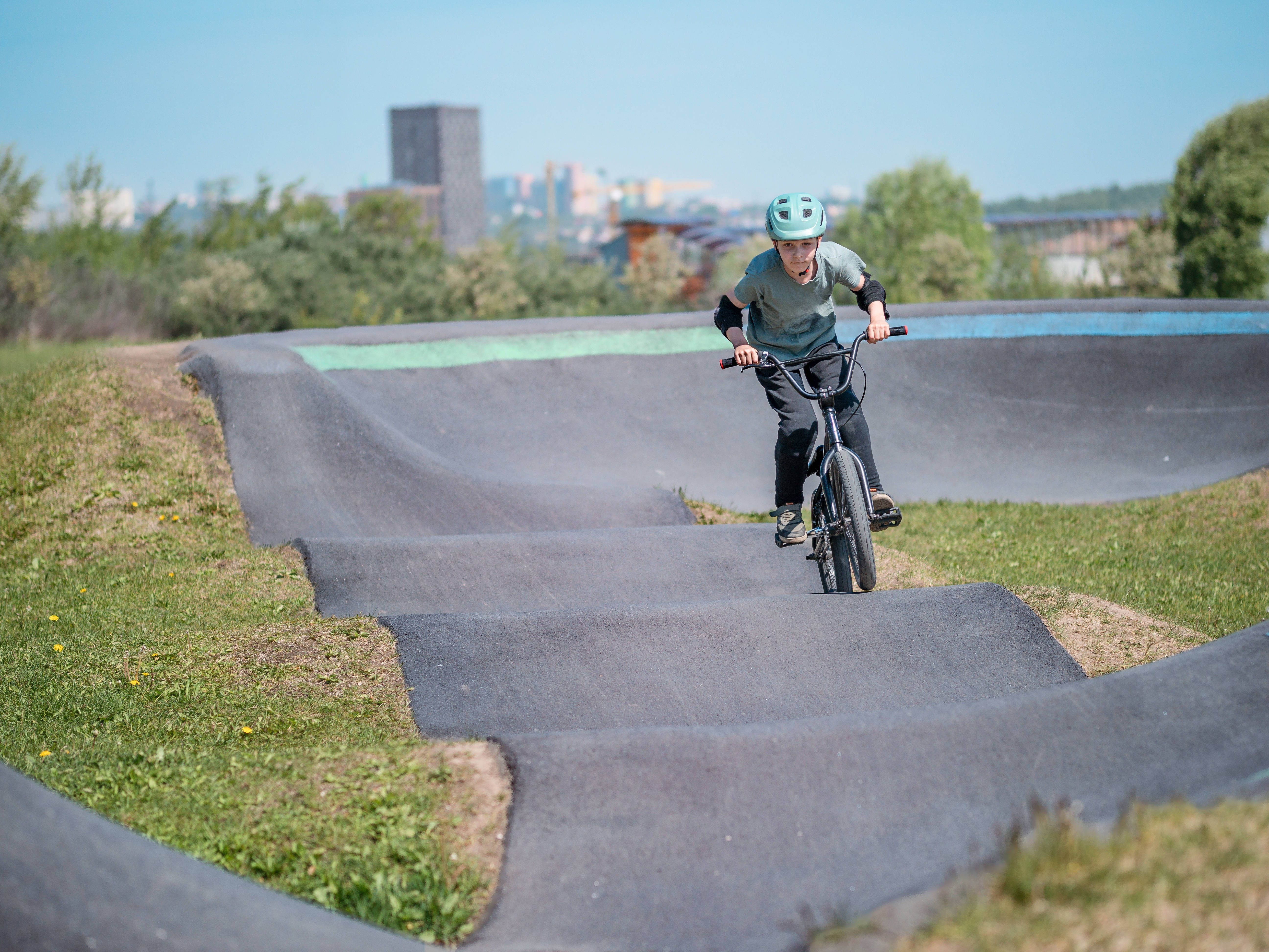 Neukölln eröffnet ersten Pumptrack-Spielplatz für BMX, Inliner und Skateboard