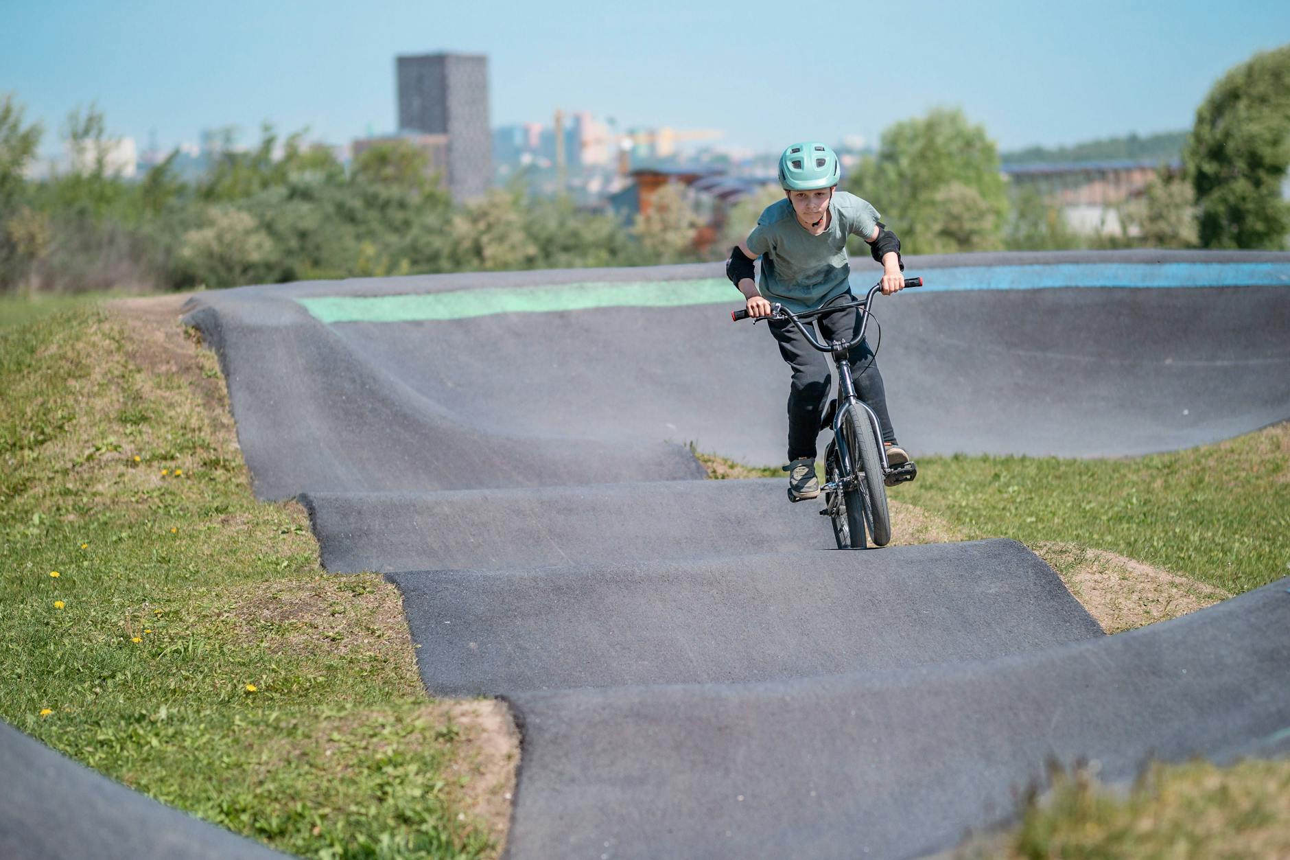 In Neukölln eröffnet der erste Spielplatz mit Pumptrack für BMX-, Inline- und Skateboardfans.
