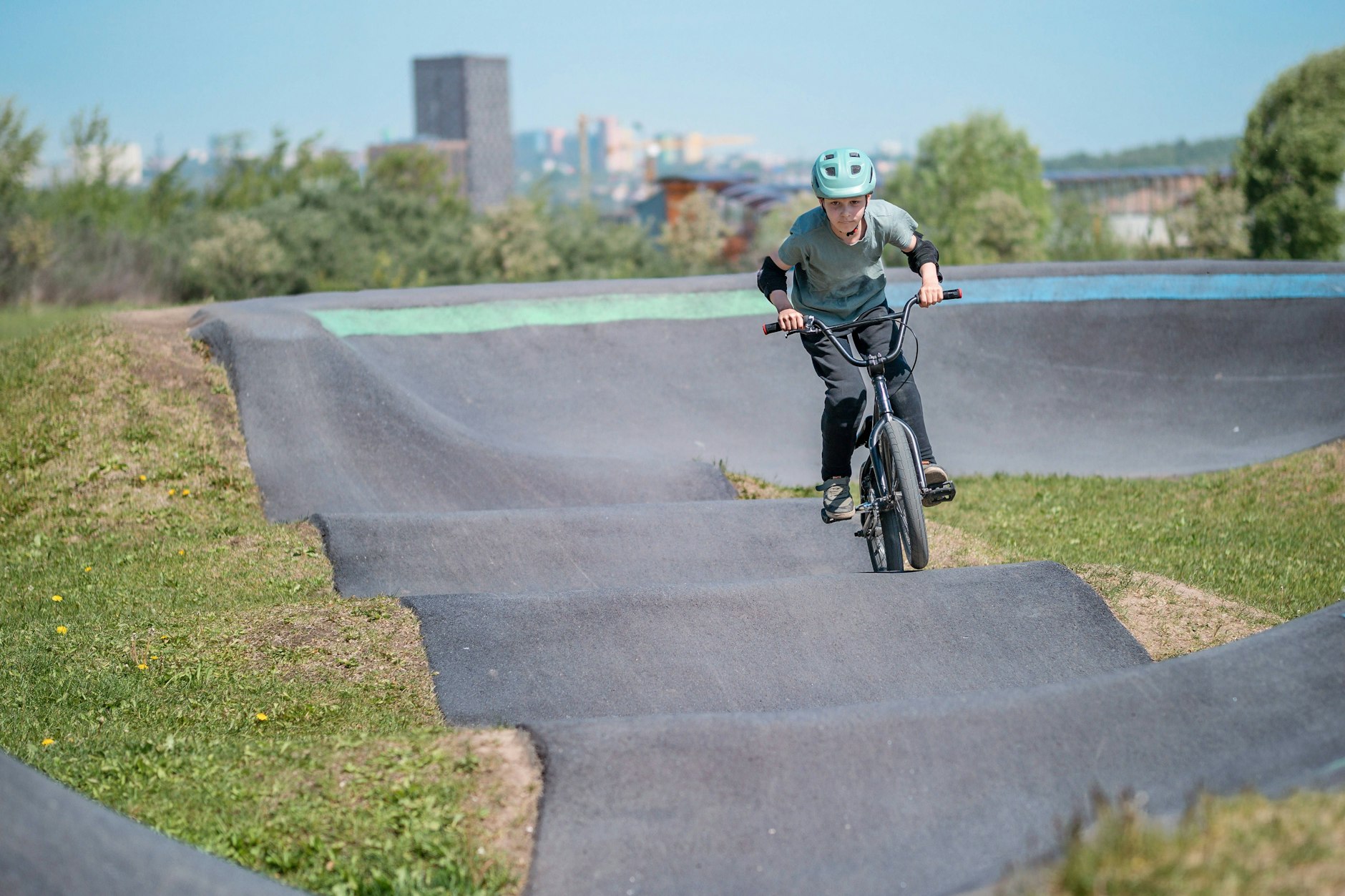 In Neukölln eröffnet der erste Spielplatz mit Pumptrack für BMX-, Inline- und Skateboardfans.