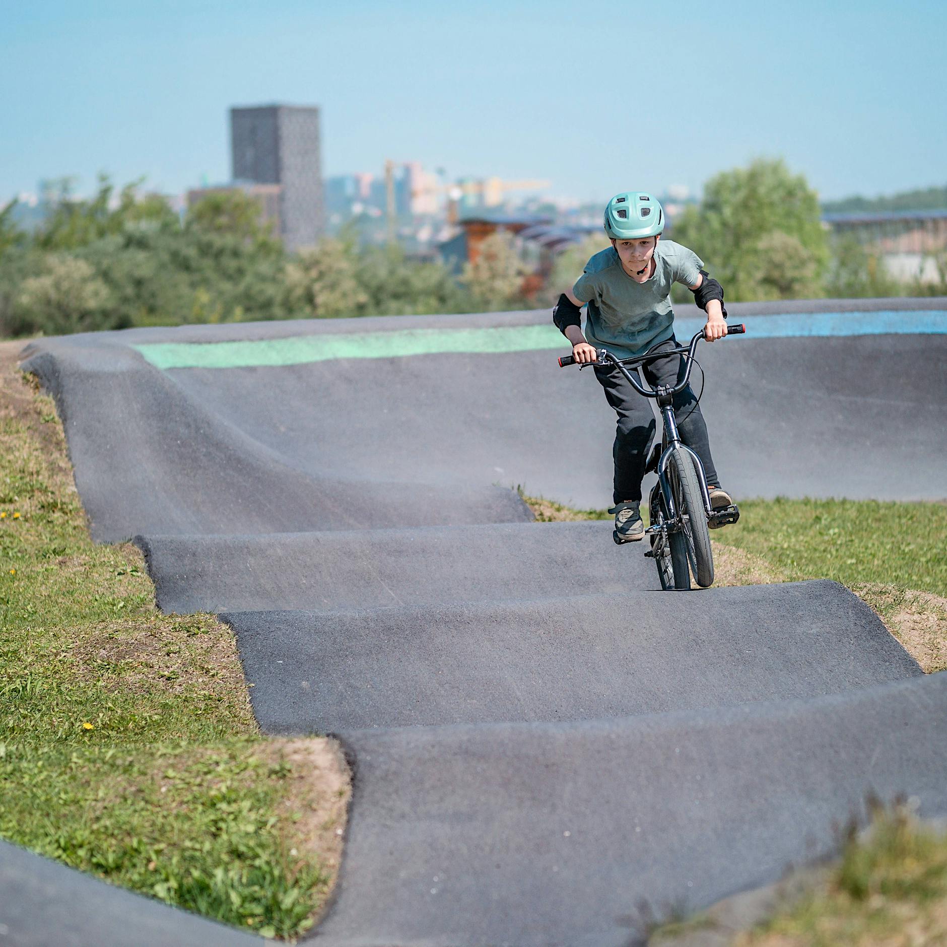 Neukölln eröffnet ersten Pumptrack-Spielplatz für BMX, Inliner und Skateboard