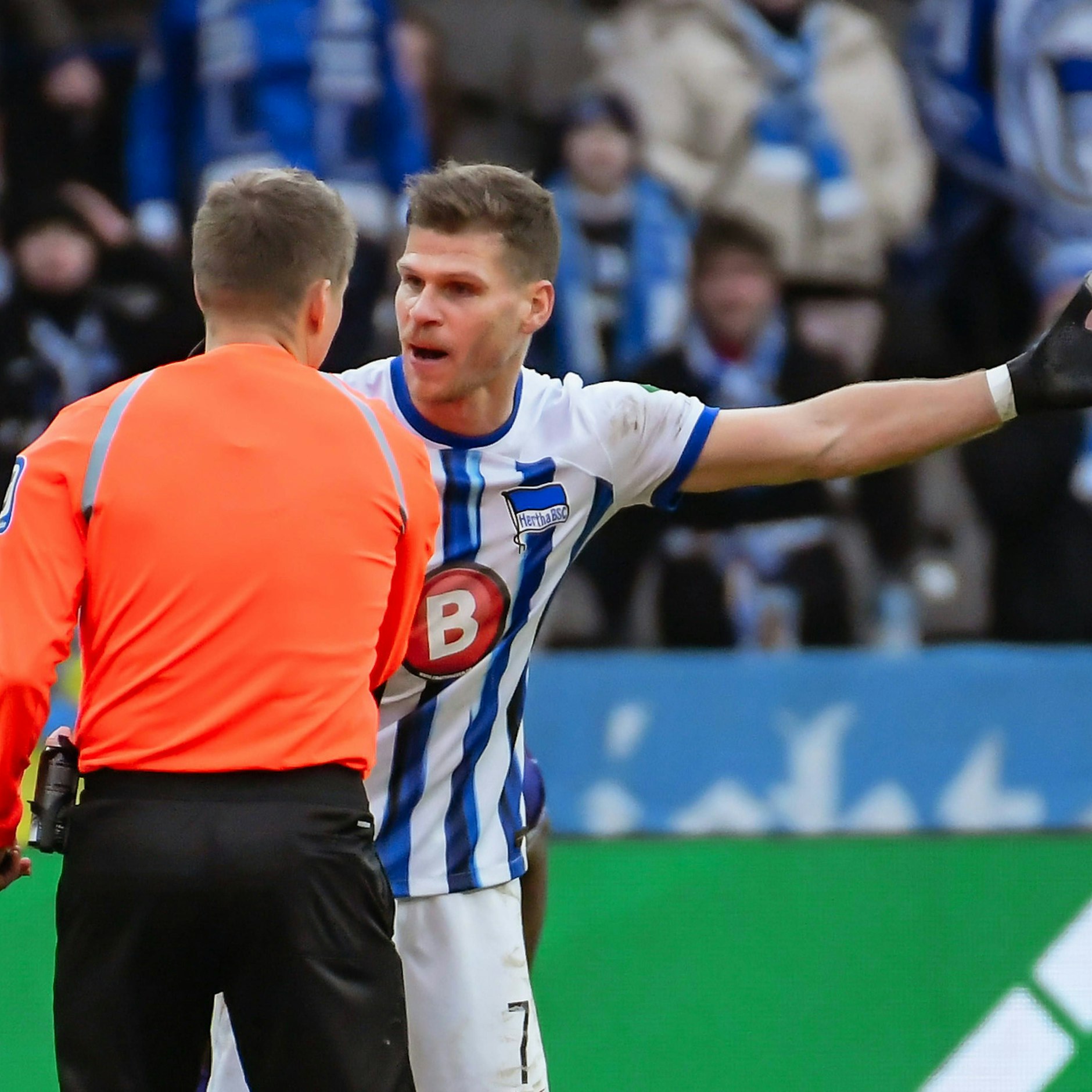 Herthas Florian Niederlechner diskutiert aufgebracht mit Schiedsrichter Pattrick Ittrich wegen seiner Roten Karte nach Videobeweis.