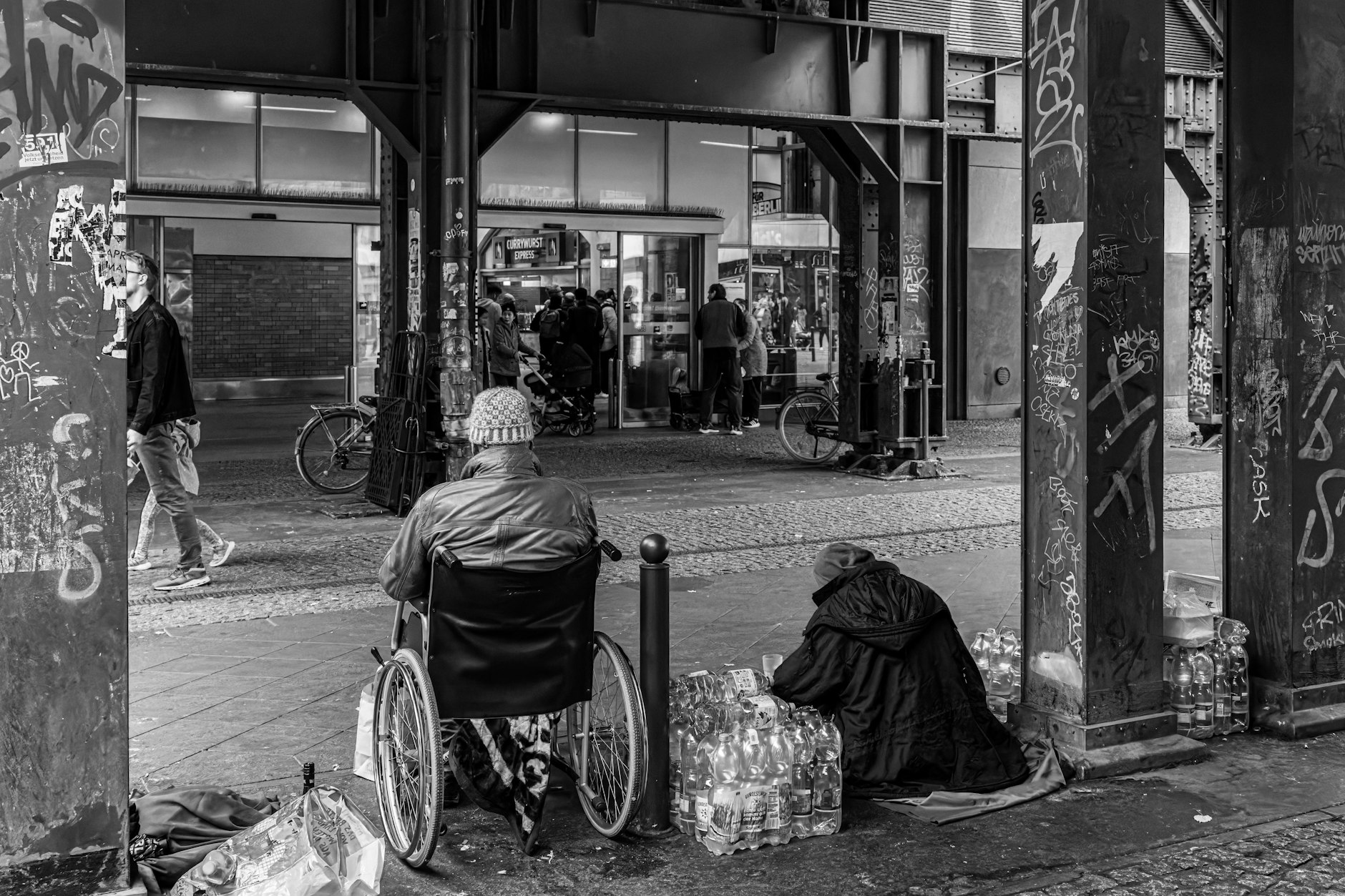 Obdachlose am Bahnhof Alexanderplatz: Die Bahn betrachtet sie als Problem.
