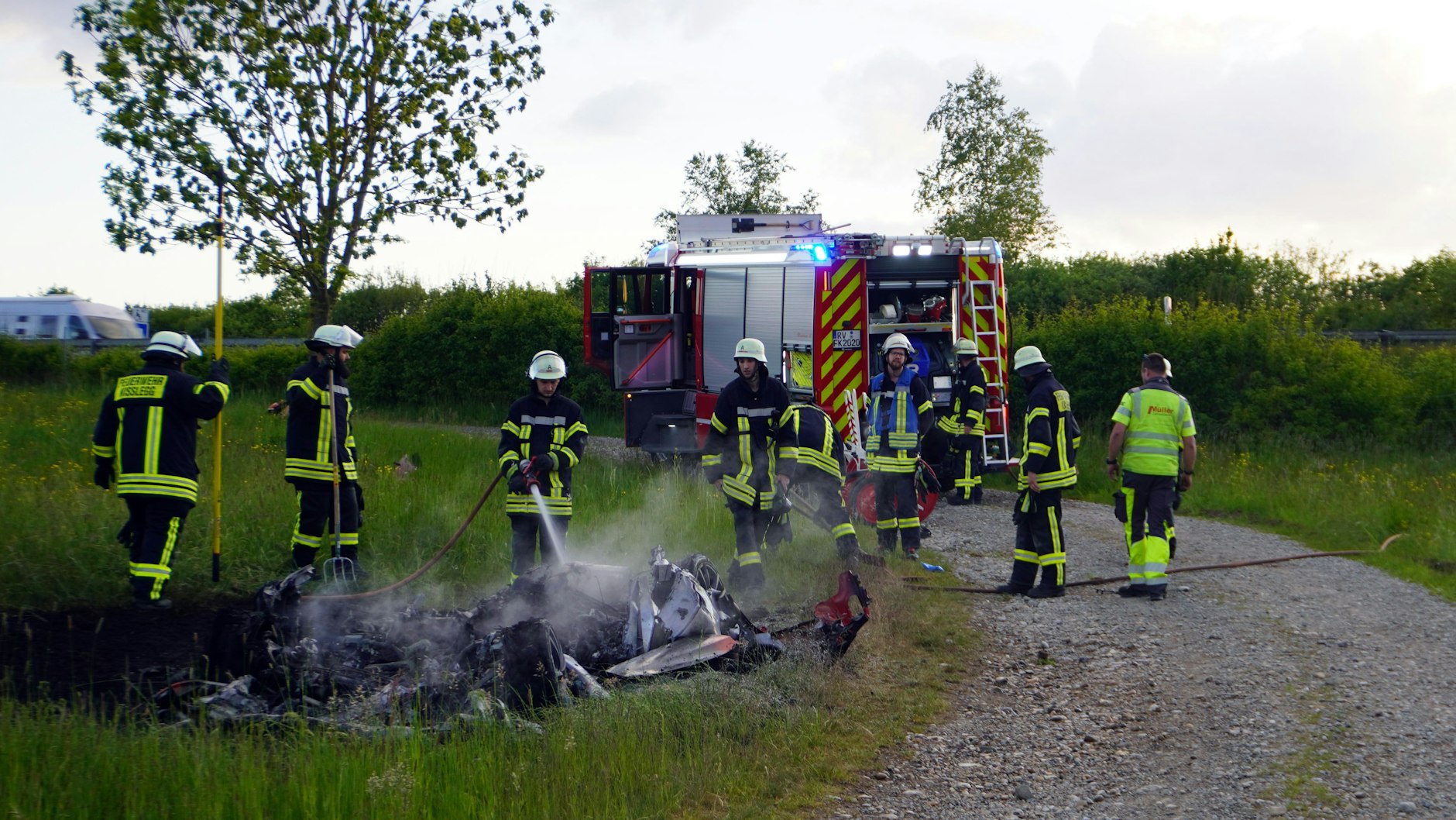 Einsatzkräfte der Feuerwehr an der Unfallstelle. Sie fanden nur noch das brennende Wrack des Ferrari vor.