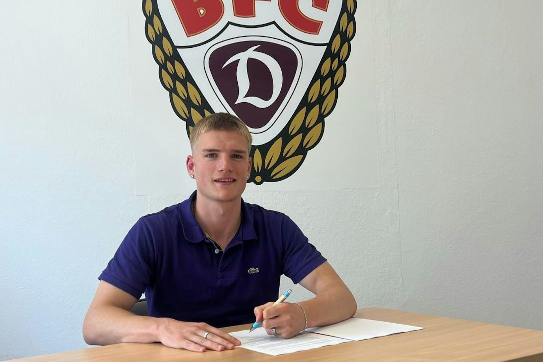 Wechsel perfekt: Levin Mattmüller setzt seine Unterschrift unter den Vertrag beim BFC Dynamo.