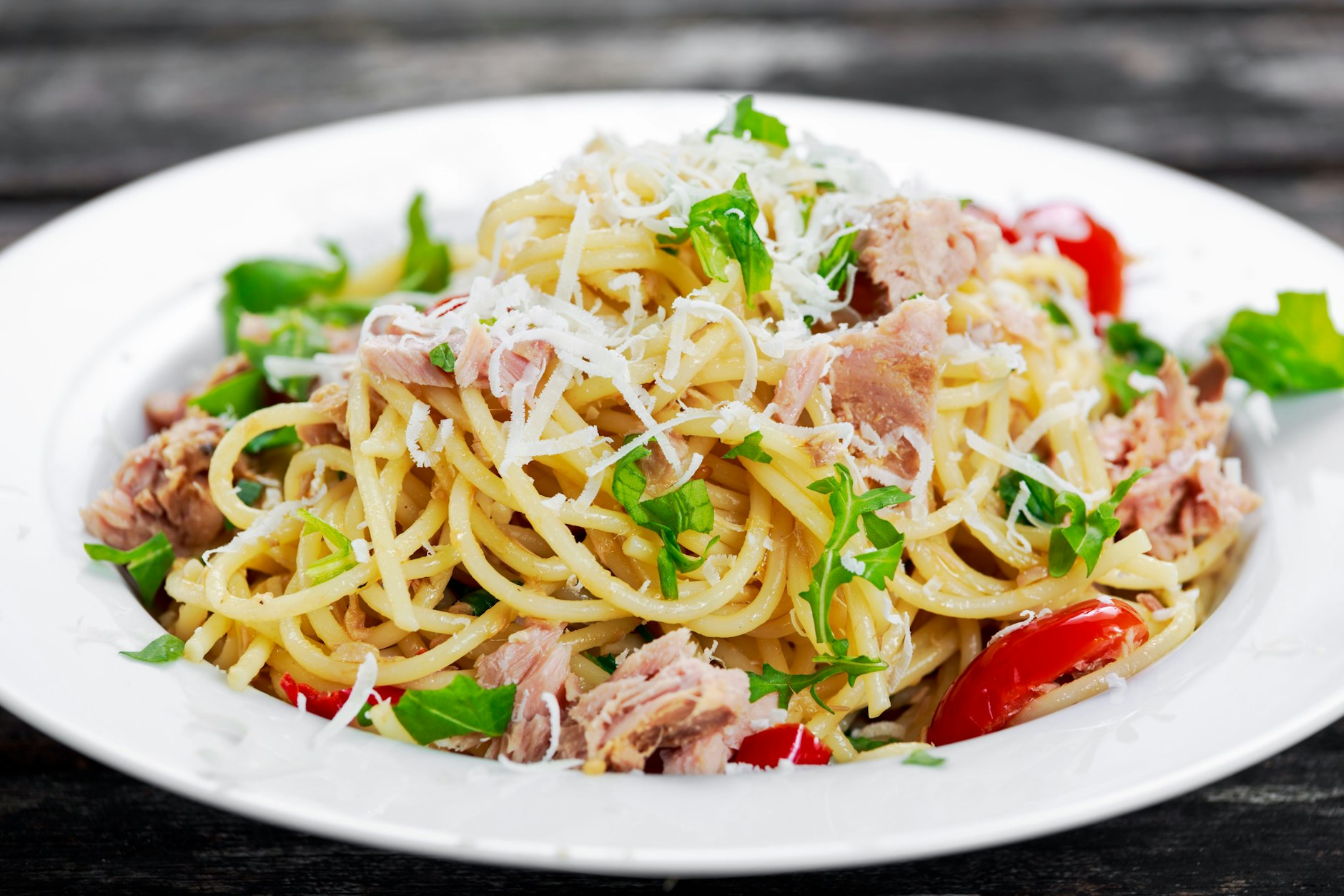 Spaghetti mit Thunfisch ist als einfaches Pasta-Gericht beliebt. Noch besser wird es, wenn man es mit aromastarken Zutaten aufpeppt.