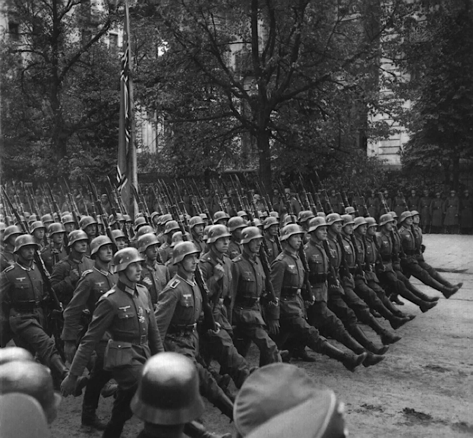 Soldaten der deutschen Wehrmacht bei einer Parade in Warschau, 1939