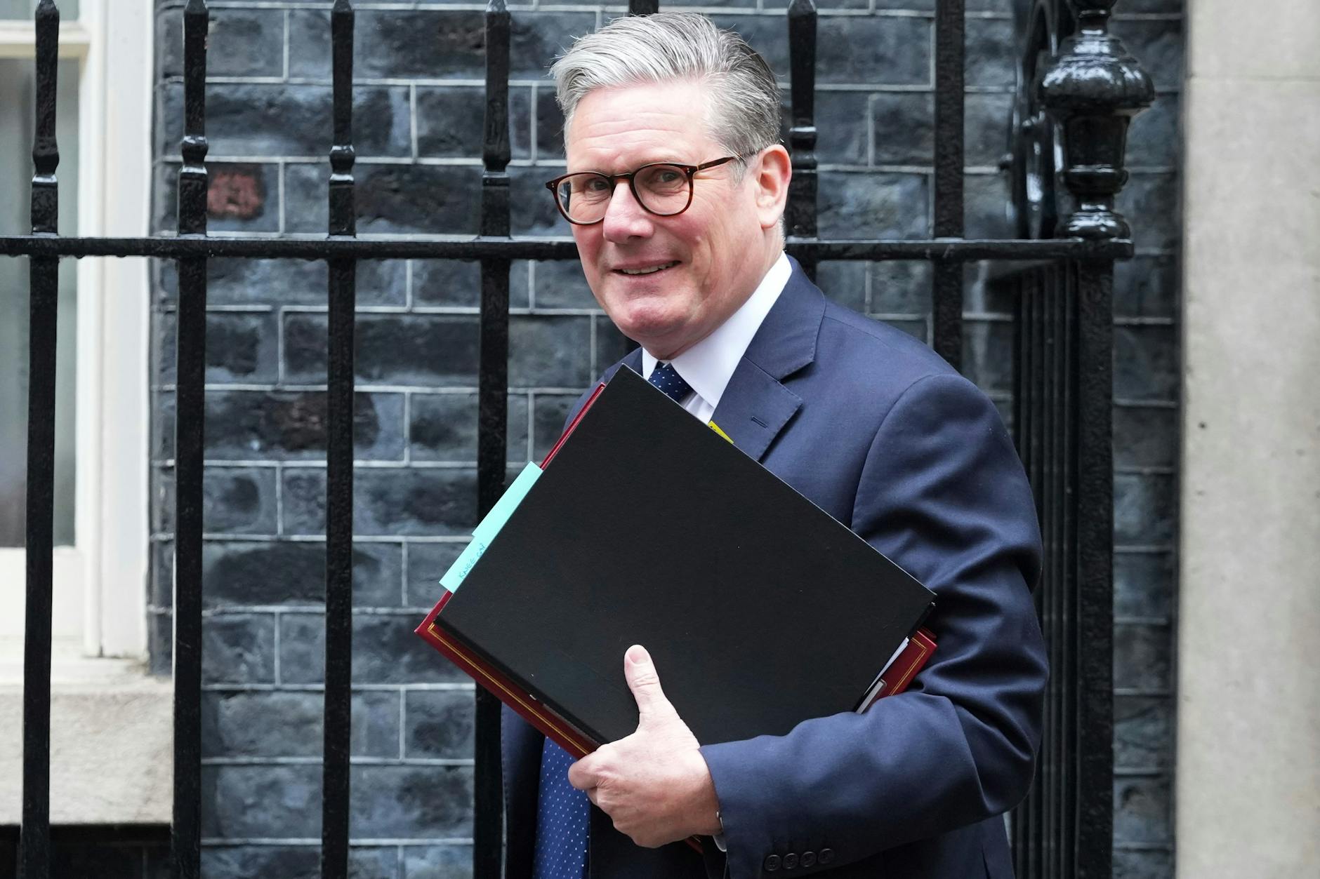 Der britische Premierminister Keir Starmer verlässt Downing Street 10.